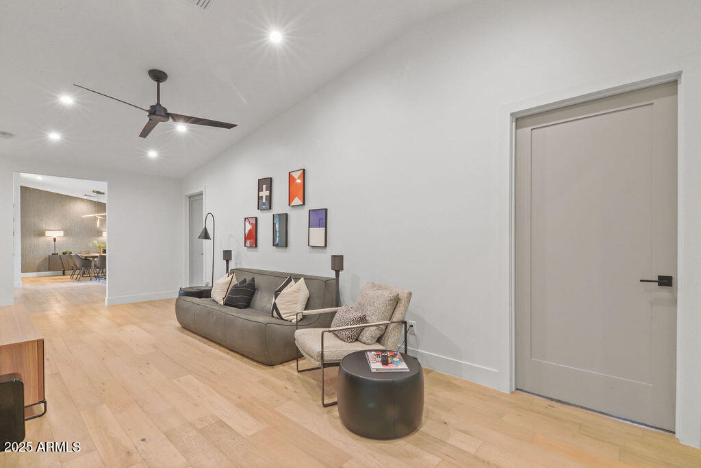 521 W STELLA Lane