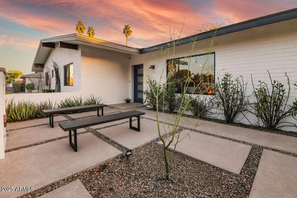 521 W STELLA Lane