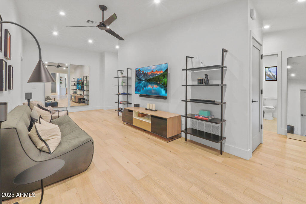 521 W STELLA Lane