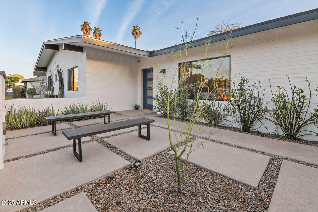 521 W STELLA Lane