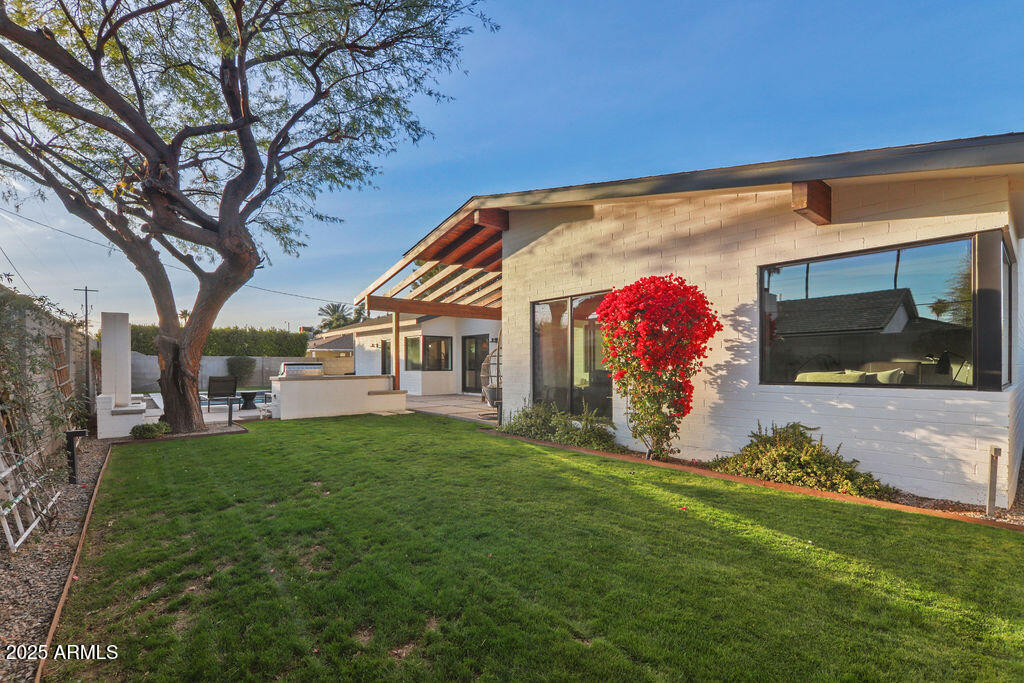 521 W STELLA Lane
