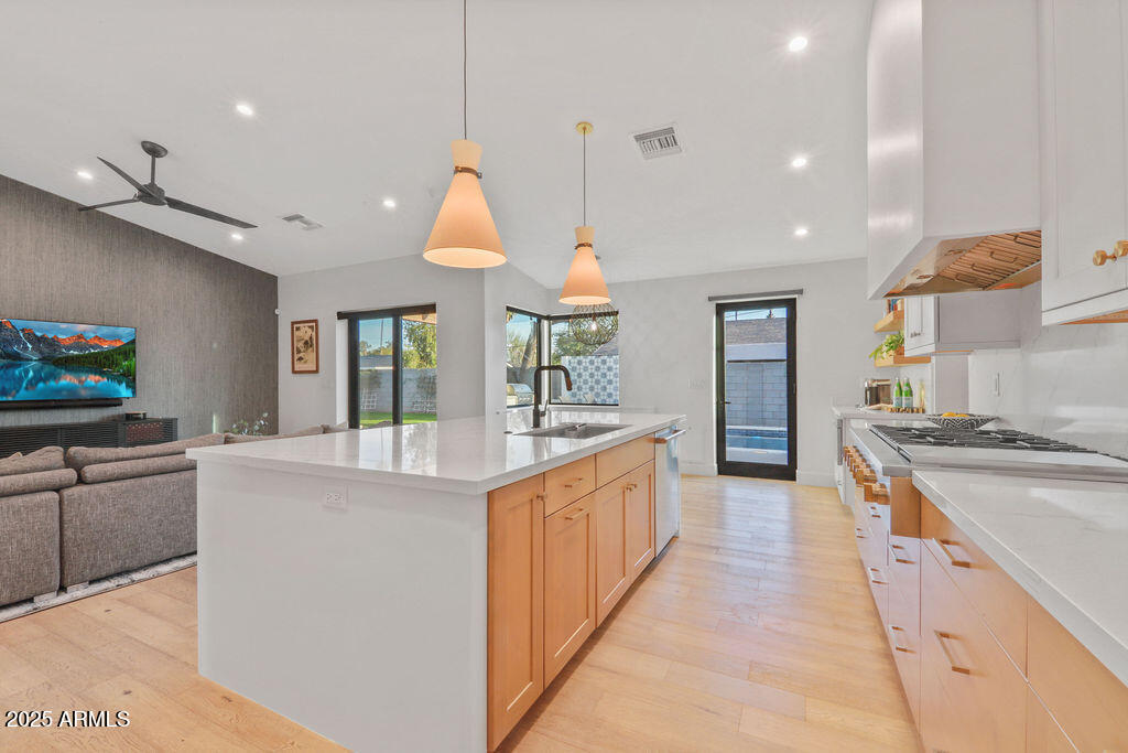 521 W STELLA Lane