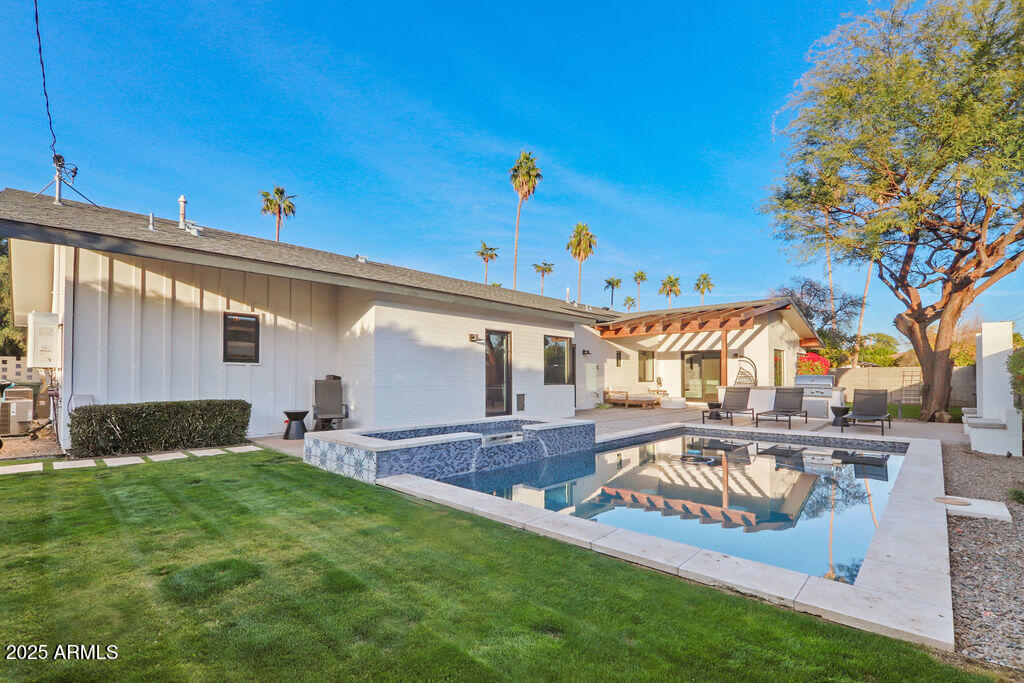 521 W STELLA Lane