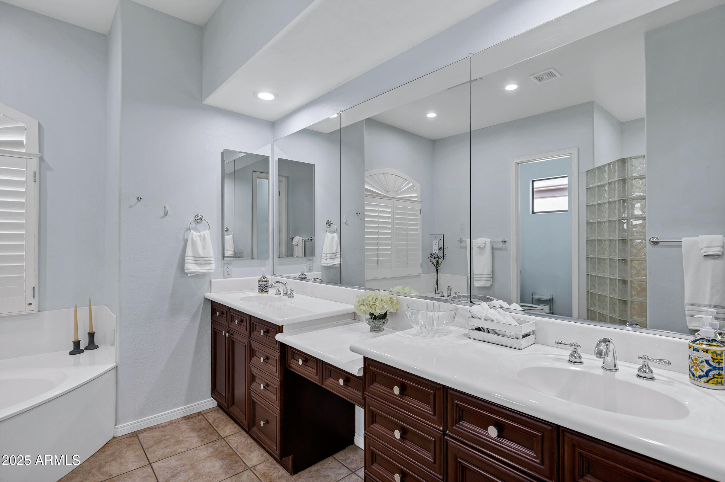 4618 E CARRIAGE Court