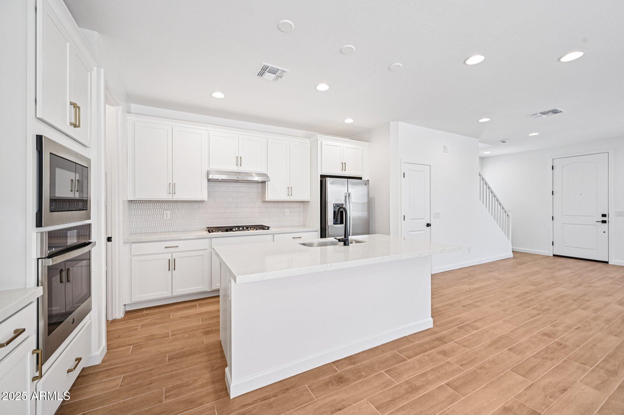 1909 W LARIAT Lane