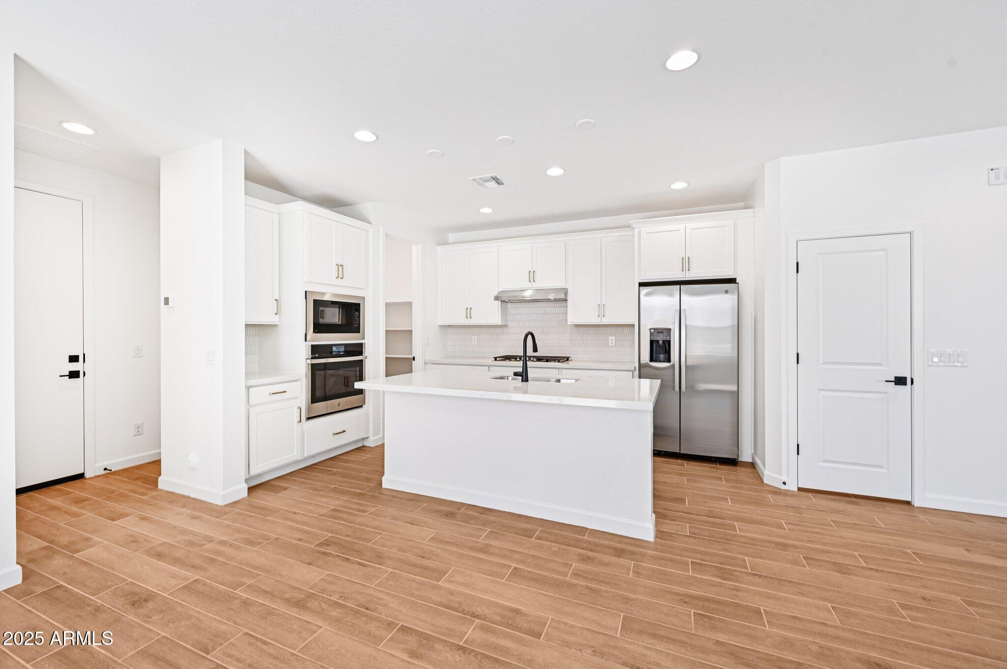 1909 W LARIAT Lane