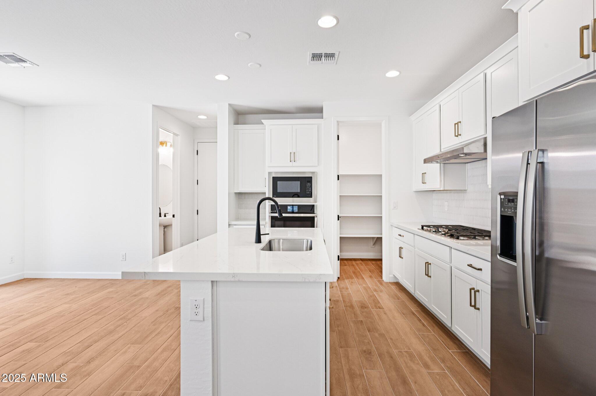 1909 W LARIAT Lane