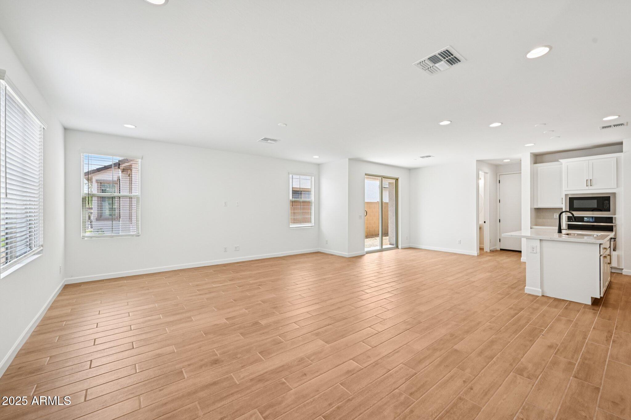 1909 W LARIAT Lane
