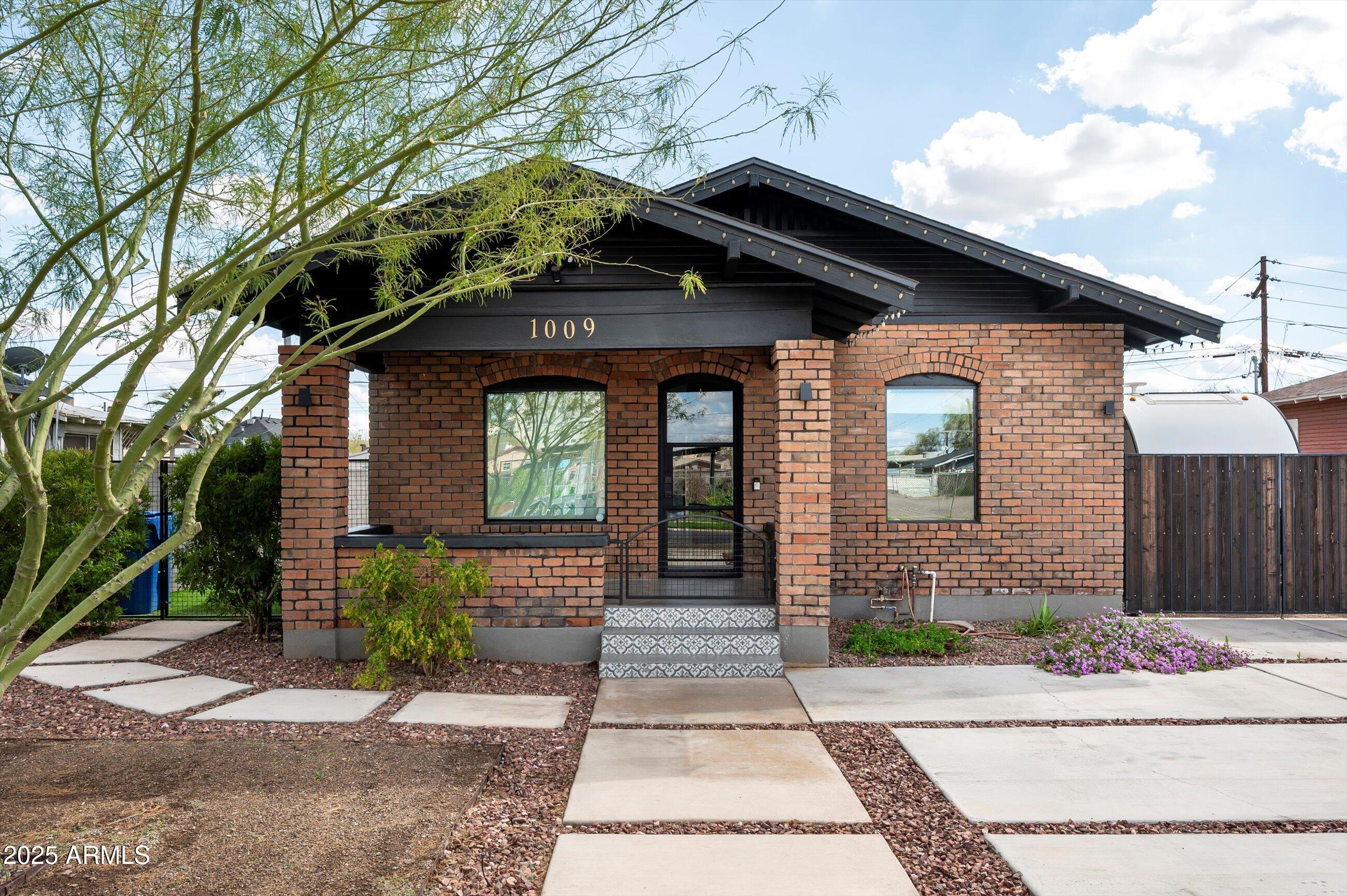 1009 E GARFIELD Street