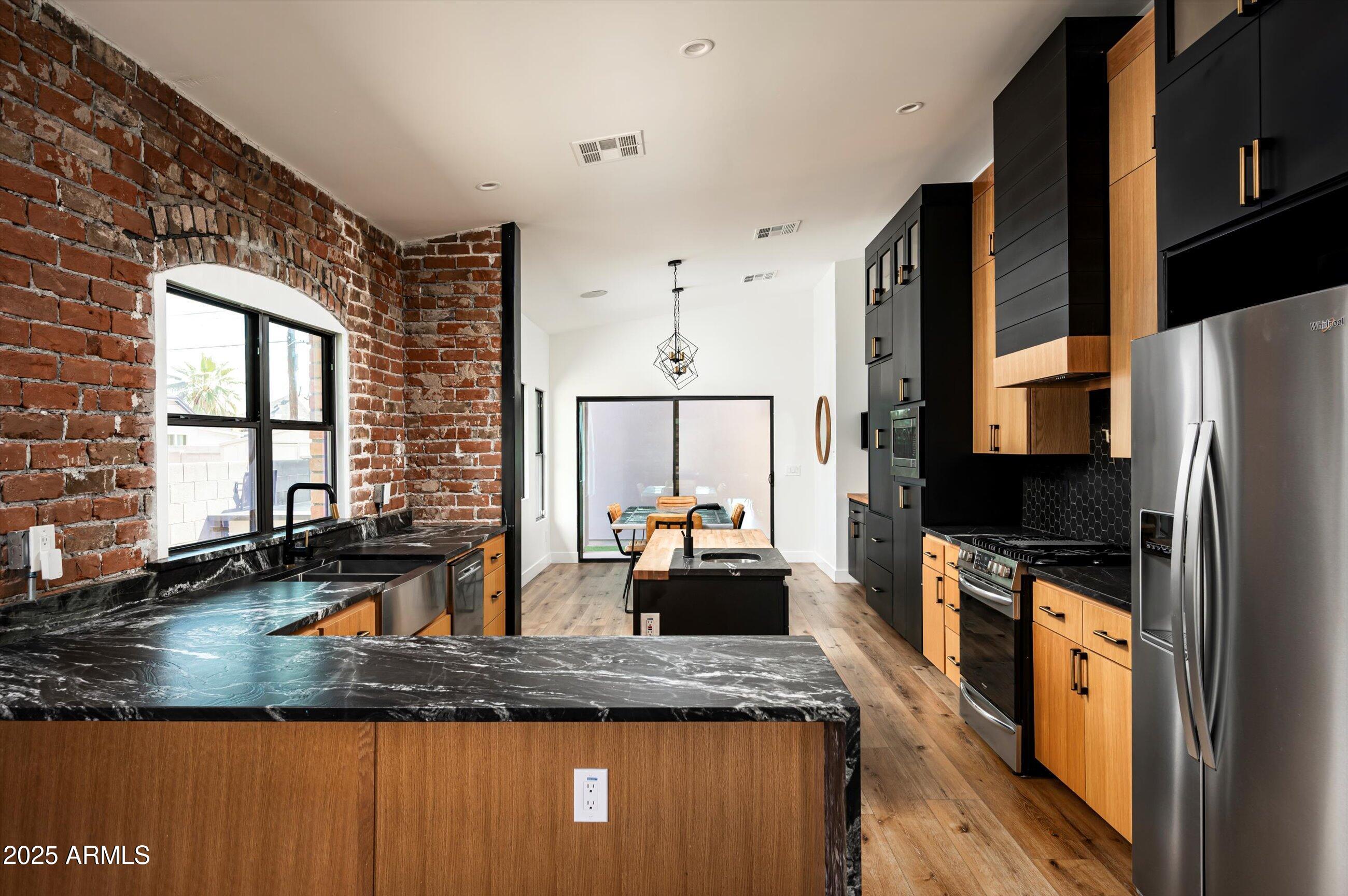 1009 E GARFIELD Street