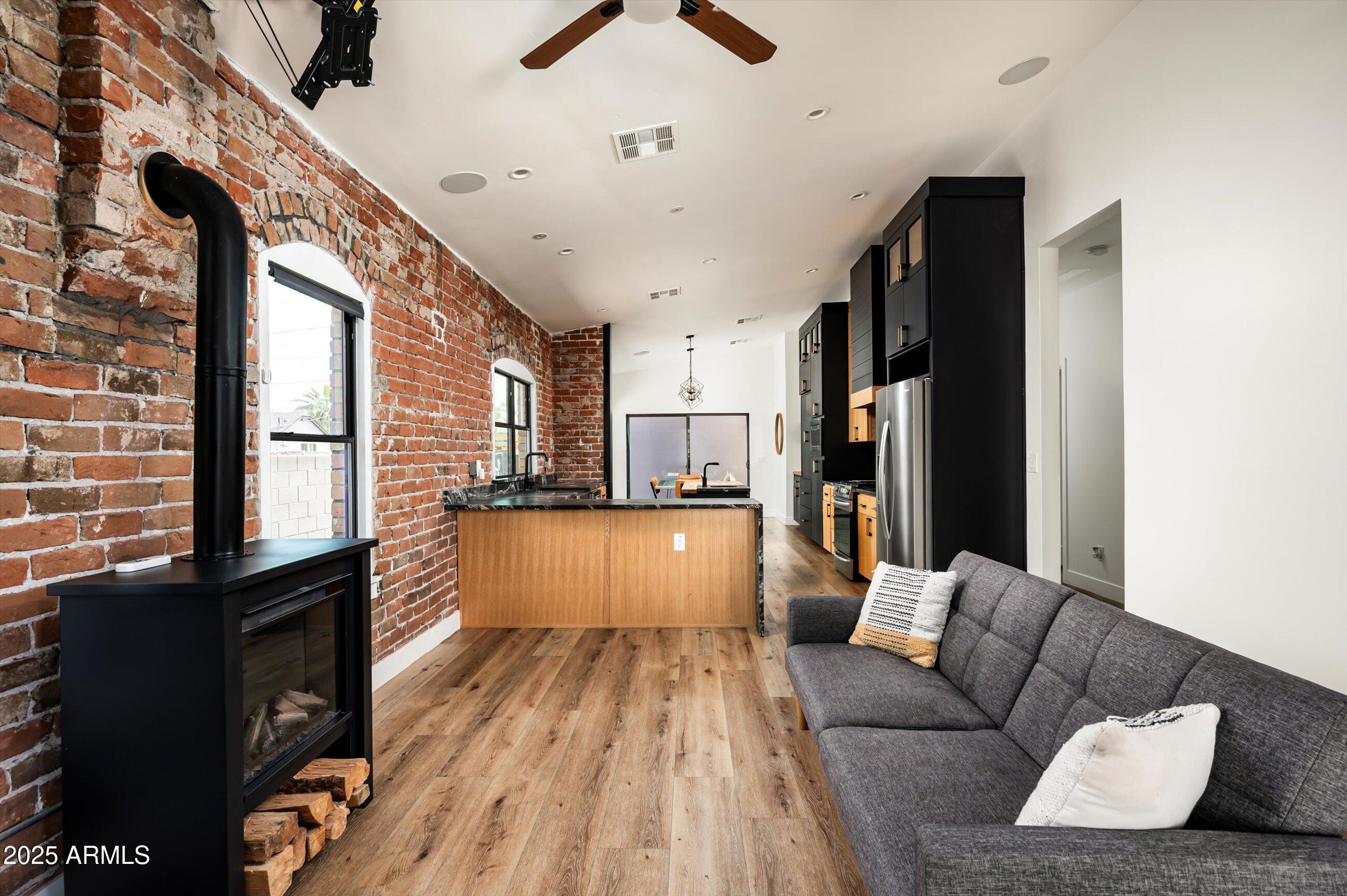 1009 E GARFIELD Street