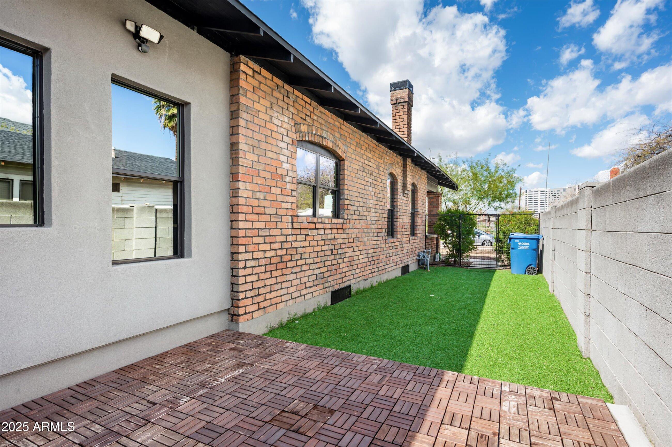 1009 E GARFIELD Street