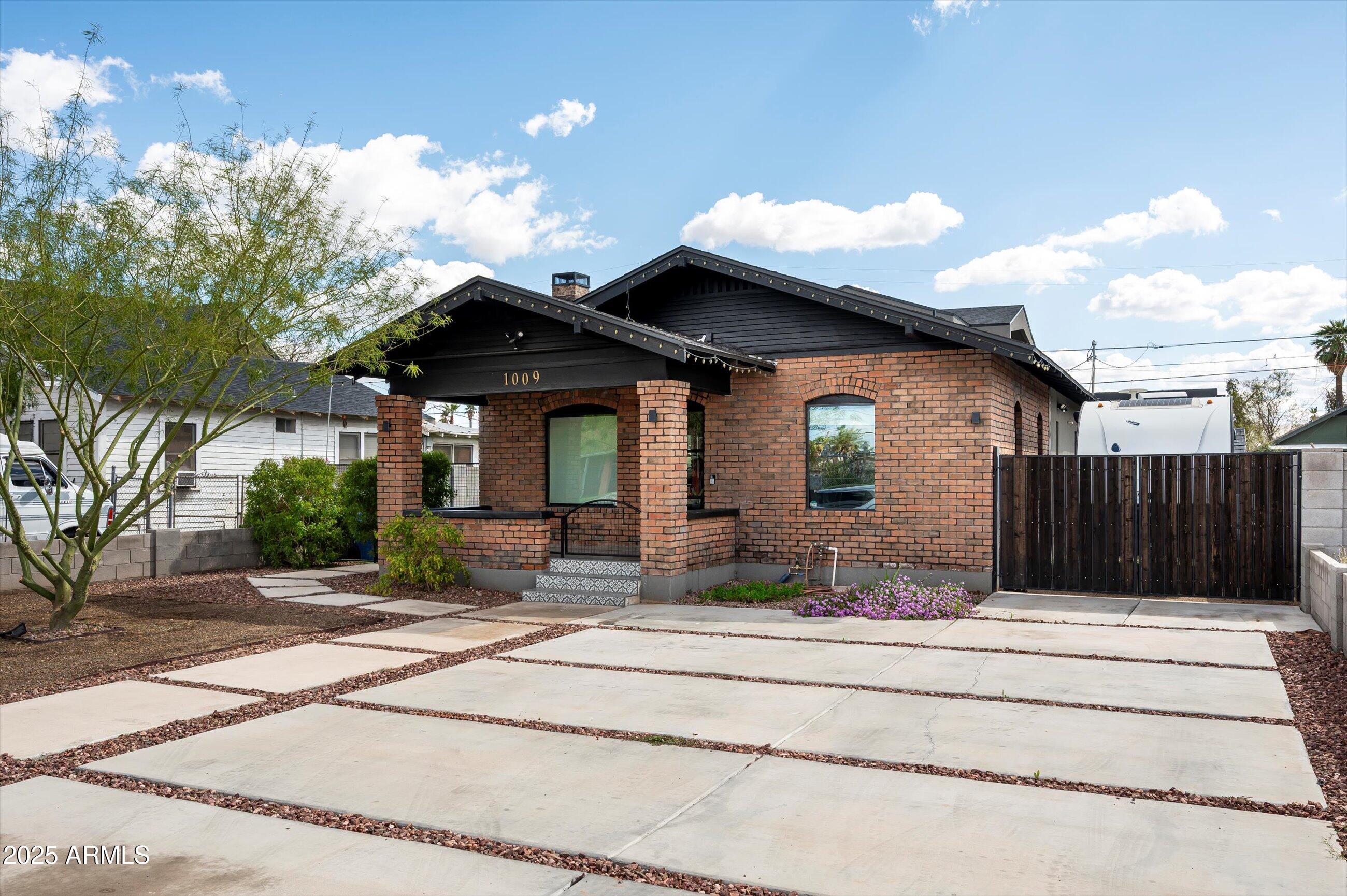 1009 E GARFIELD Street