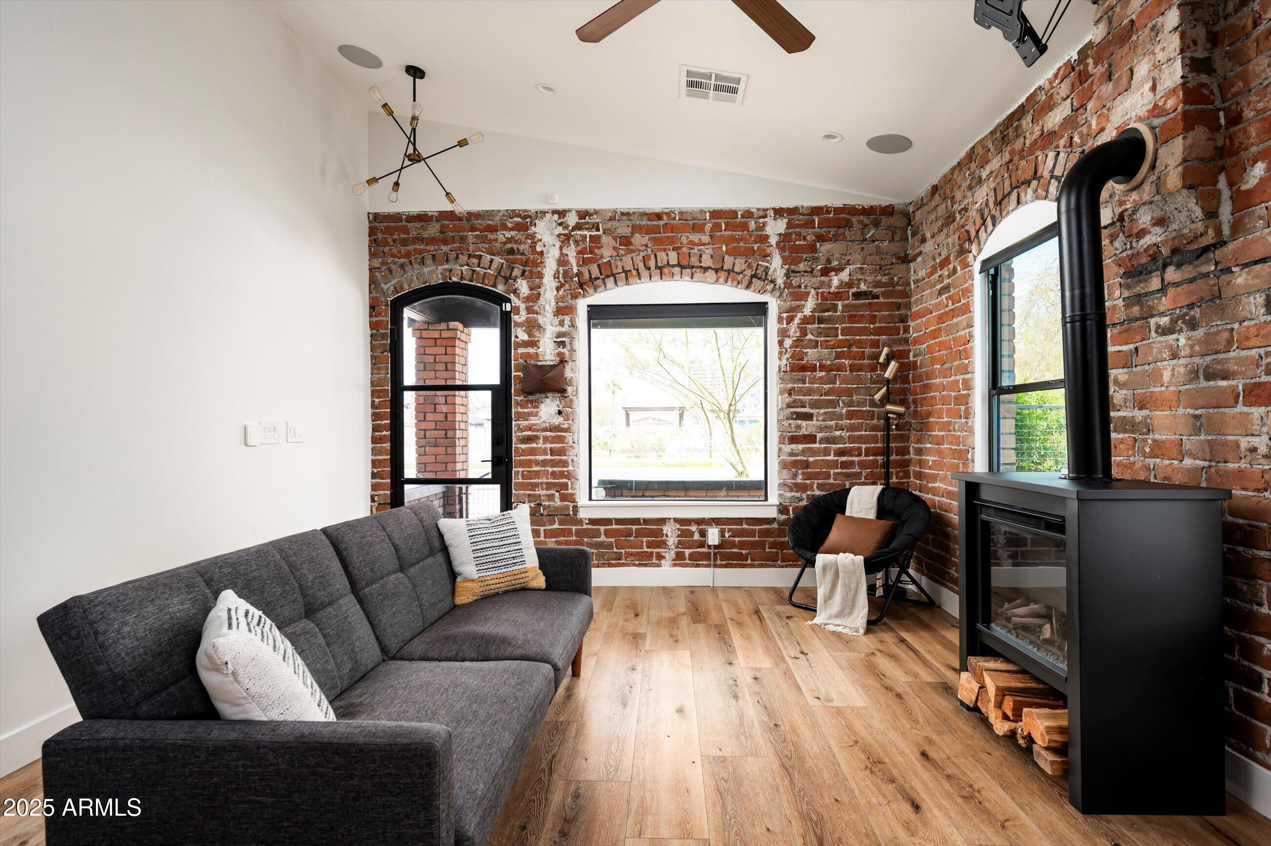 1009 E GARFIELD Street