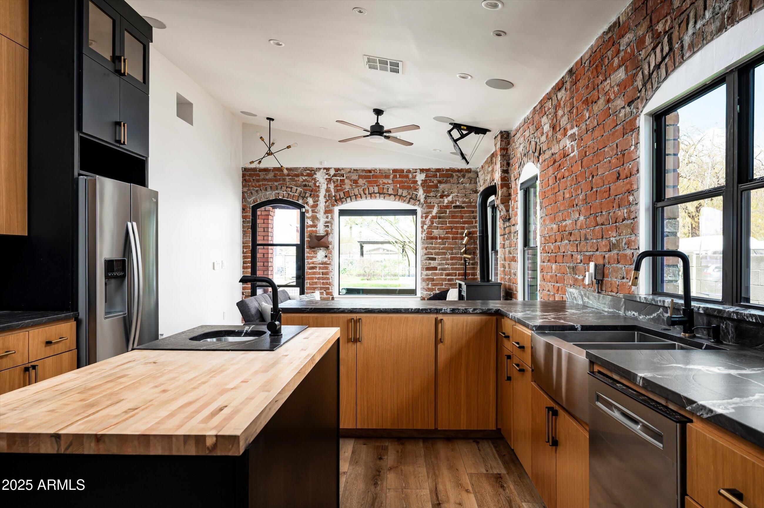 1009 E GARFIELD Street