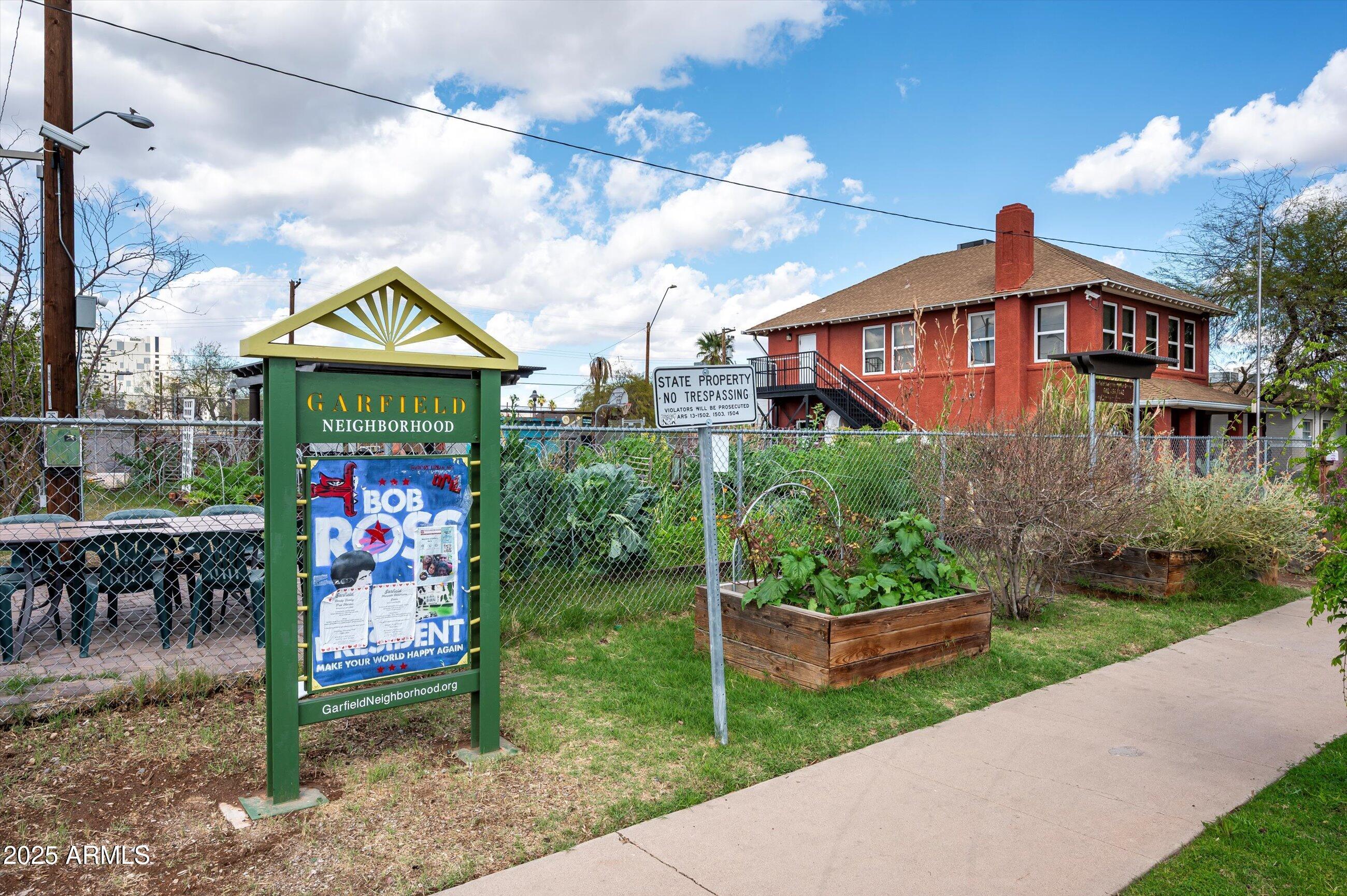 1009 E GARFIELD Street