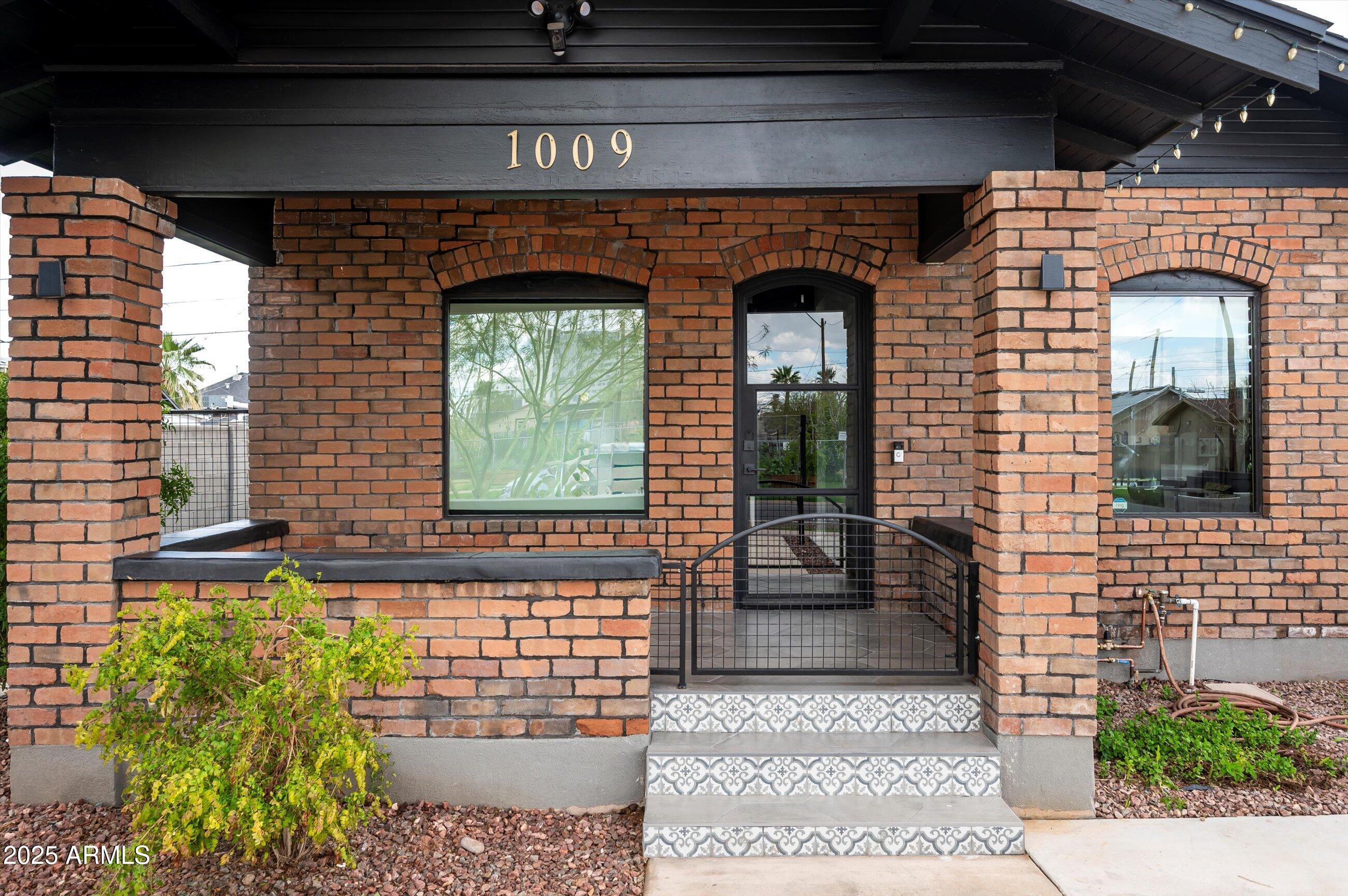 1009 E GARFIELD Street