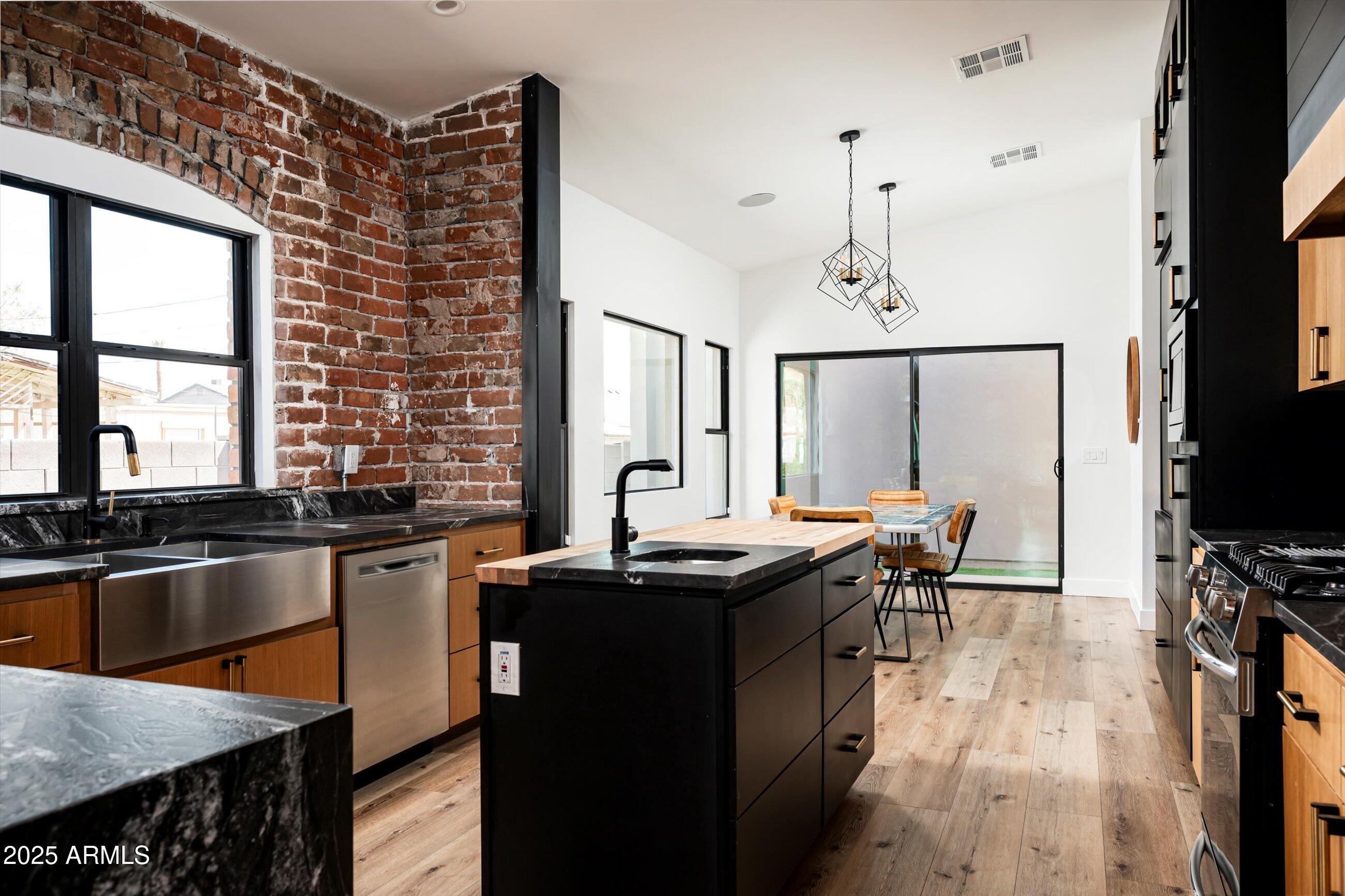 1009 E GARFIELD Street