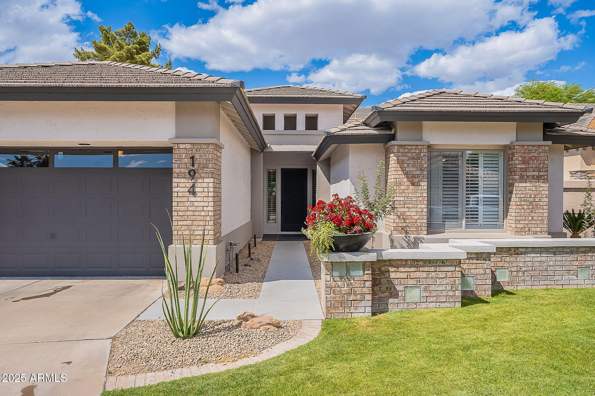 194 W SUNBURST Lane