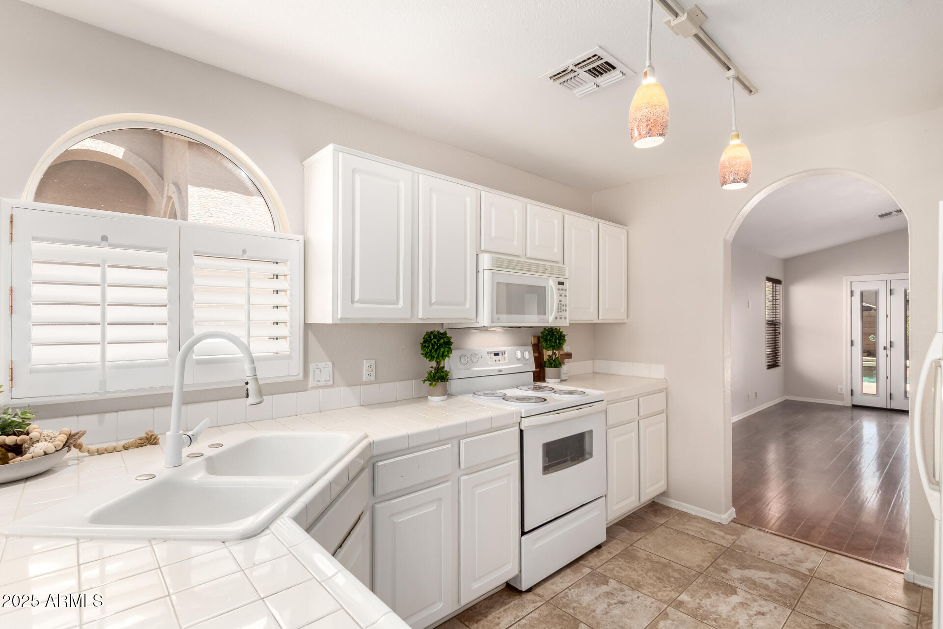 2503 E CAMELLIA Drive