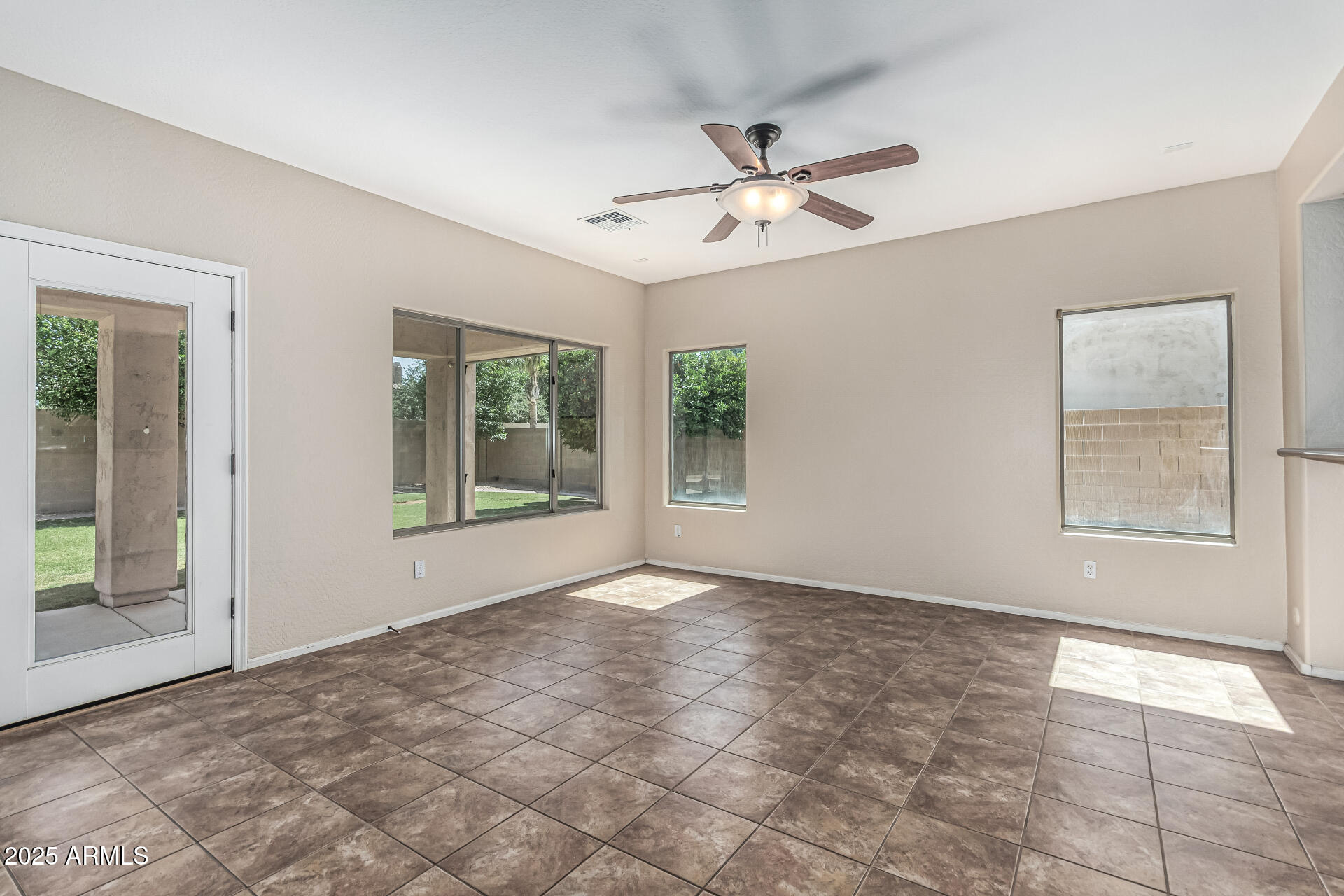 4507 E LANTERN Place