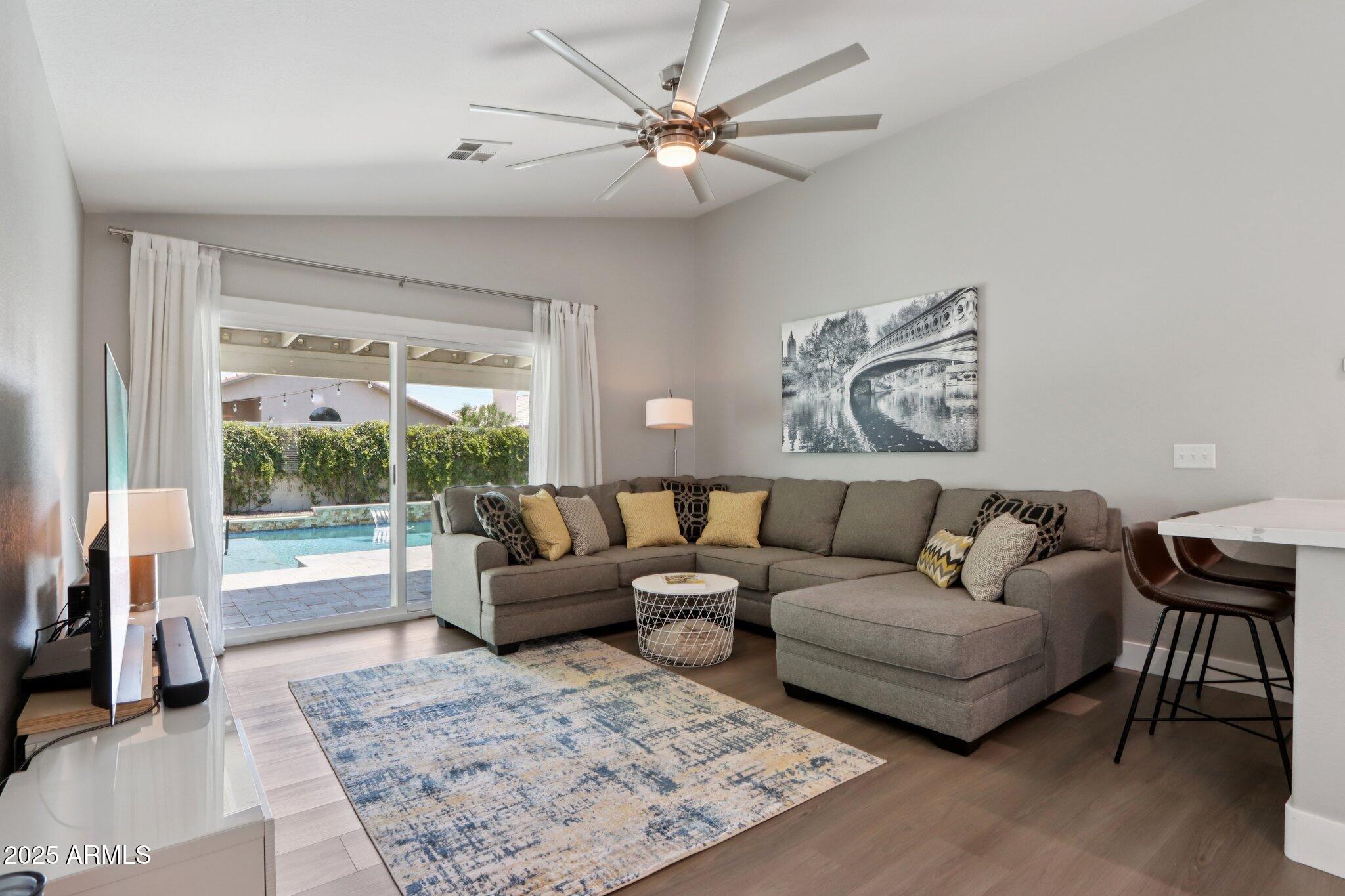 1057 W LAUREL Avenue