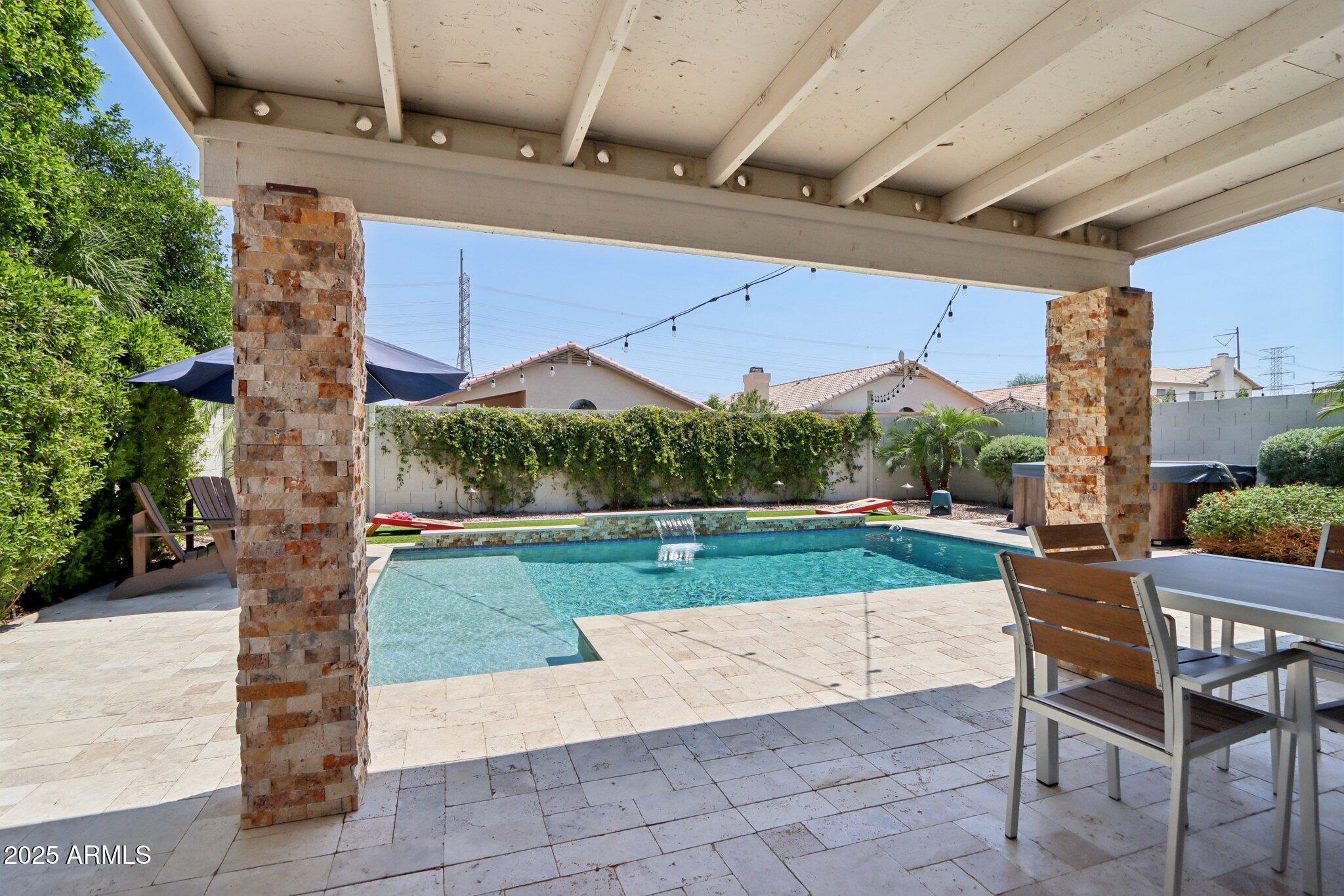 1057 W LAUREL Avenue