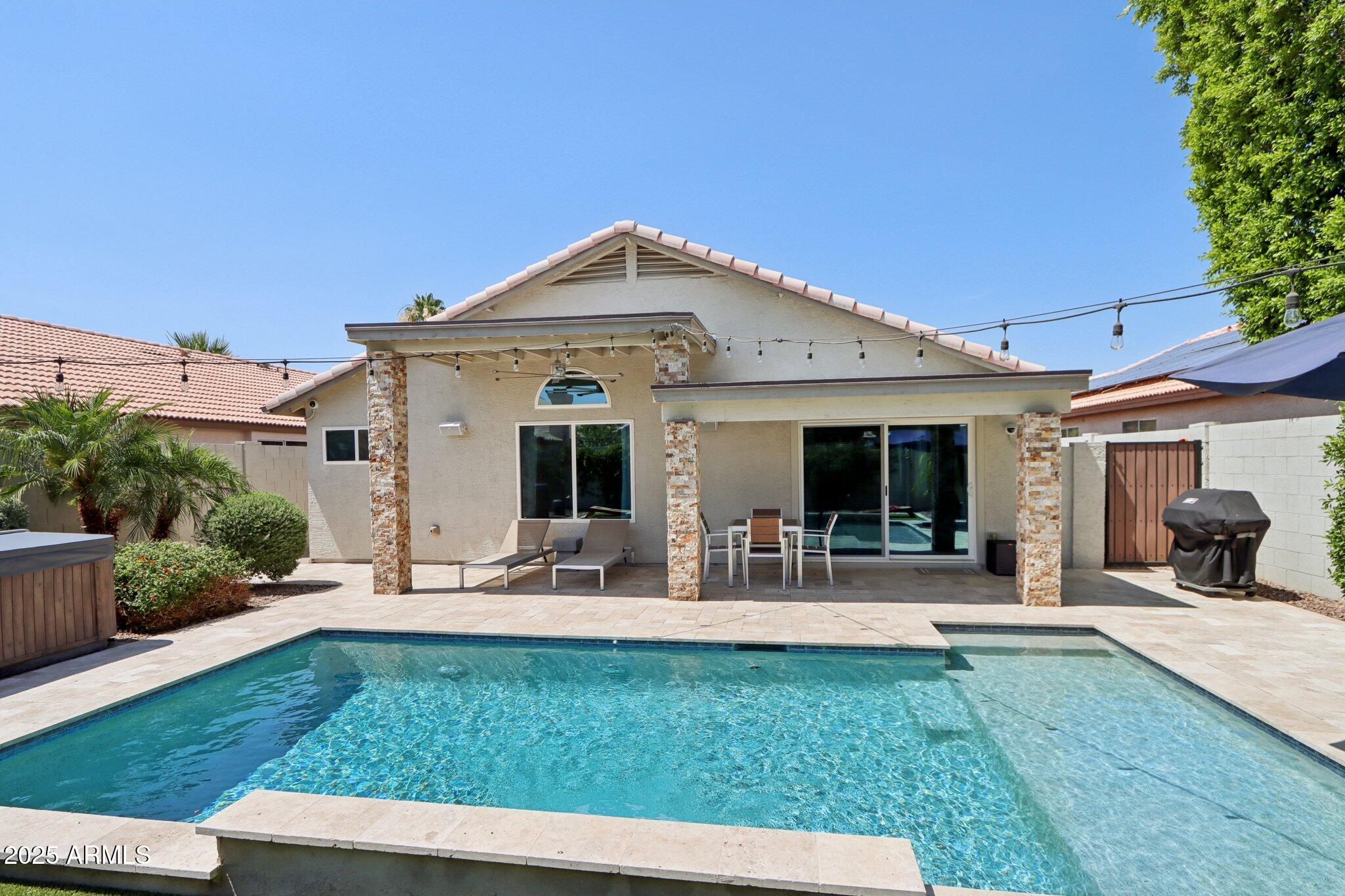 1057 W LAUREL Avenue