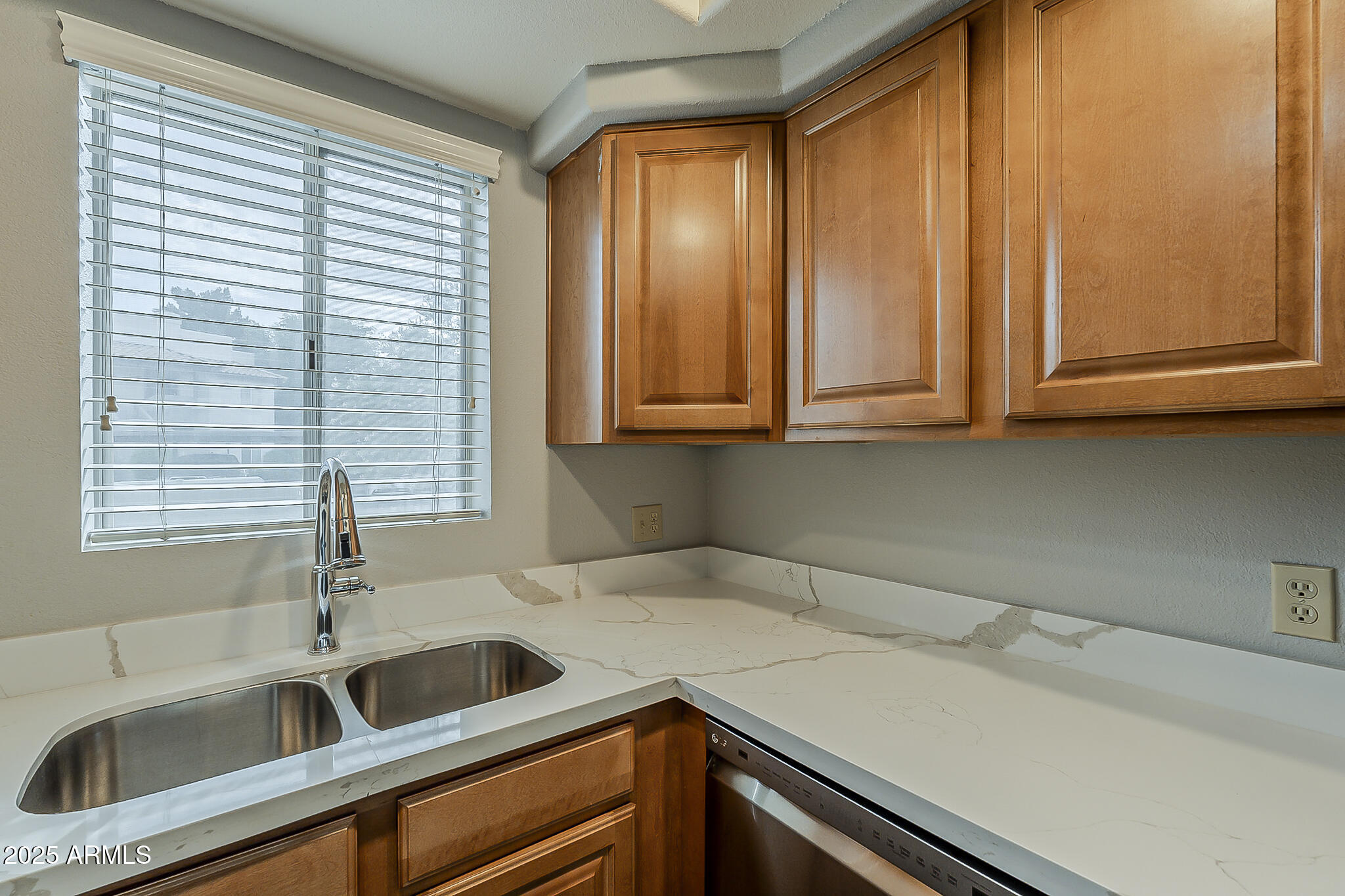 1825 W RAY Road W, 1054