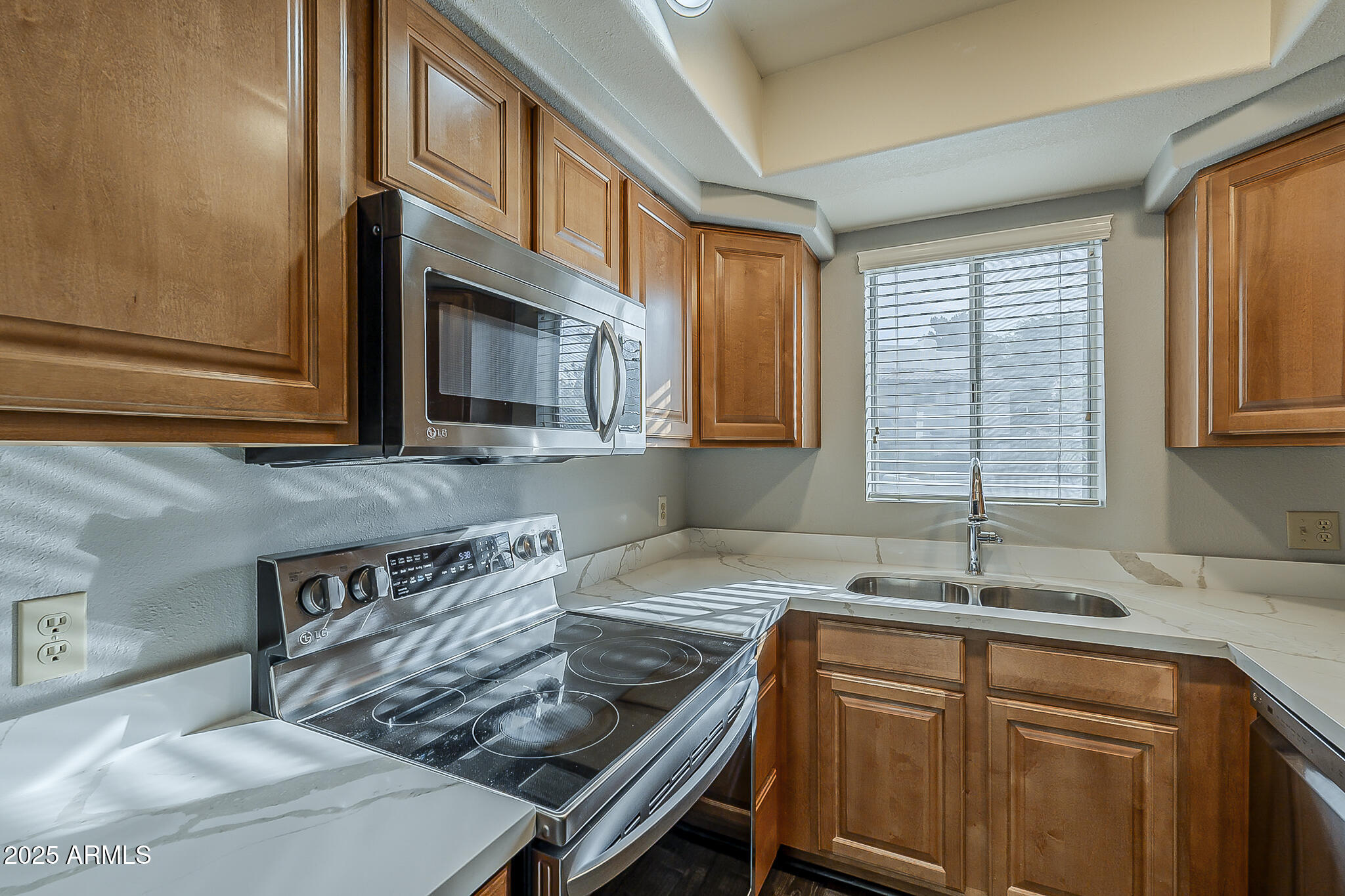 1825 W RAY Road W, 1054