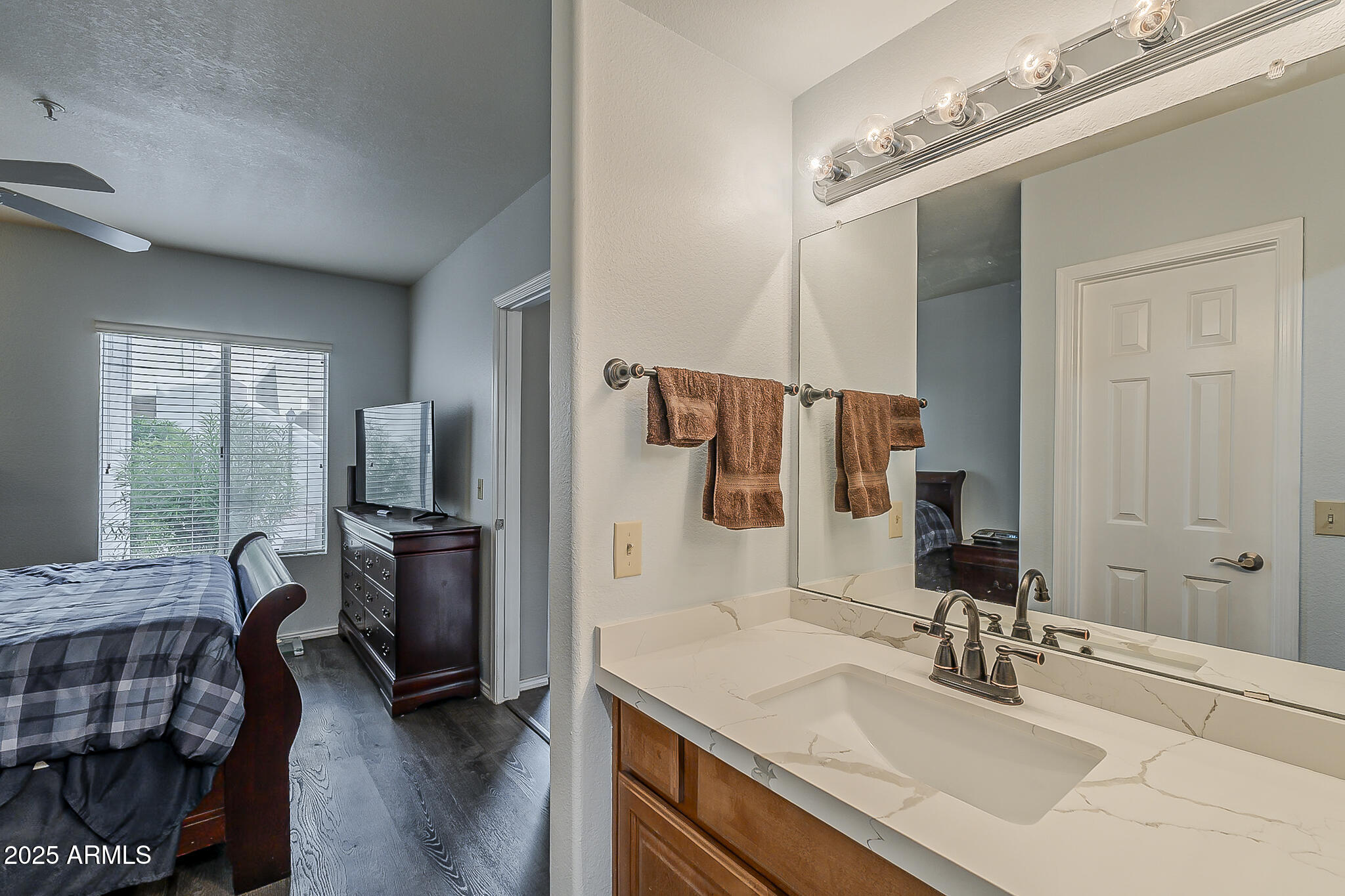 1825 W RAY Road W, 1054