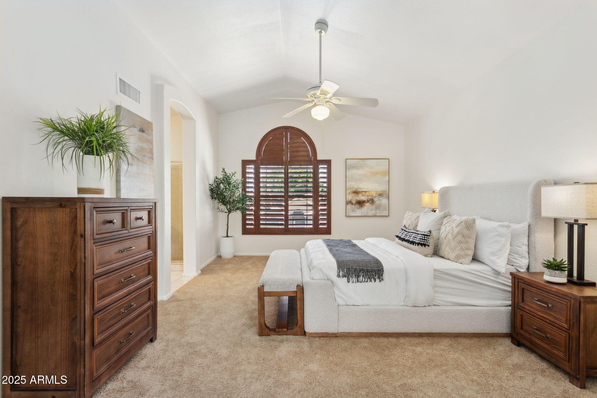 2242 W MYRTLE Drive