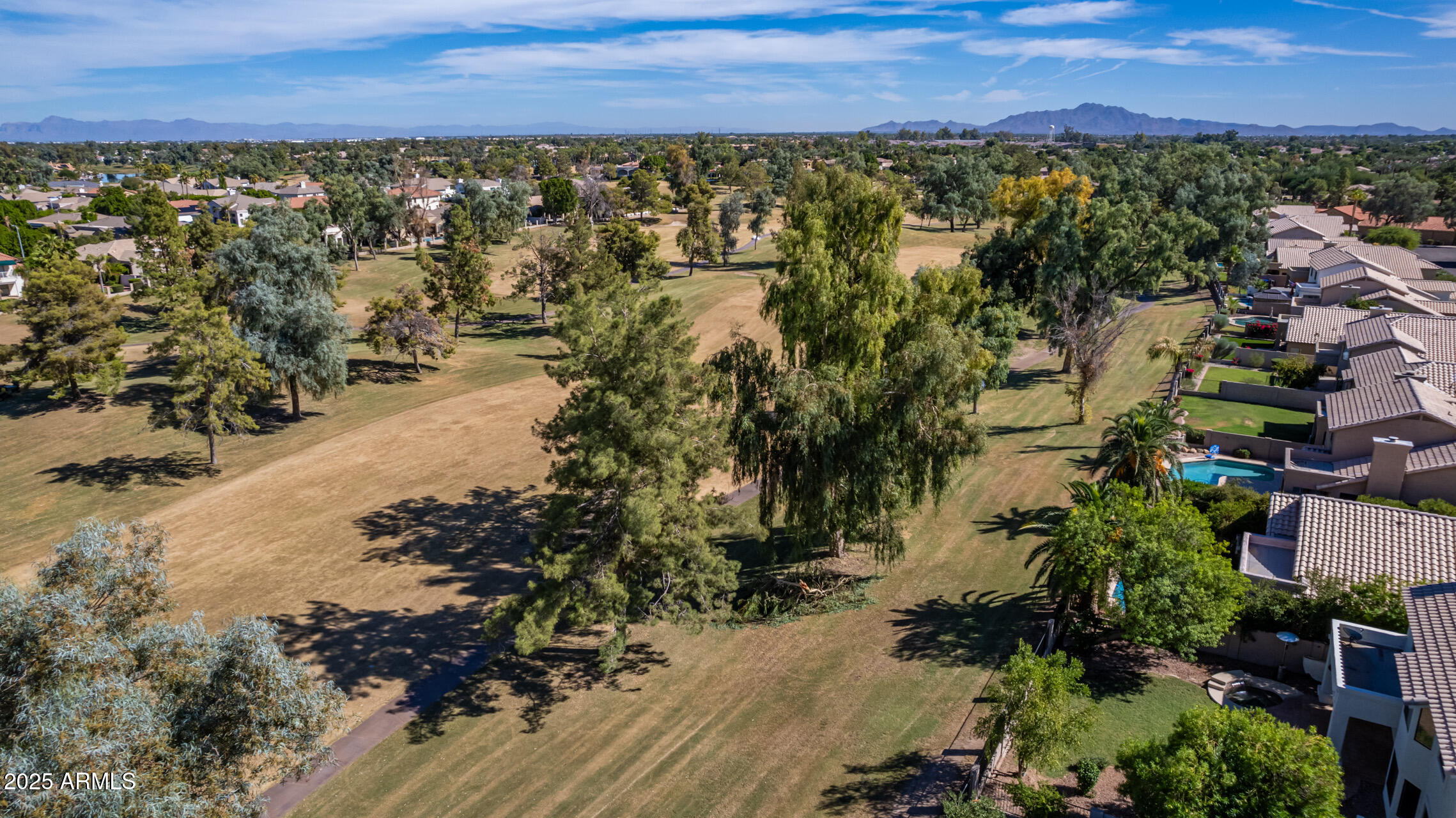 2242 W MYRTLE Drive
