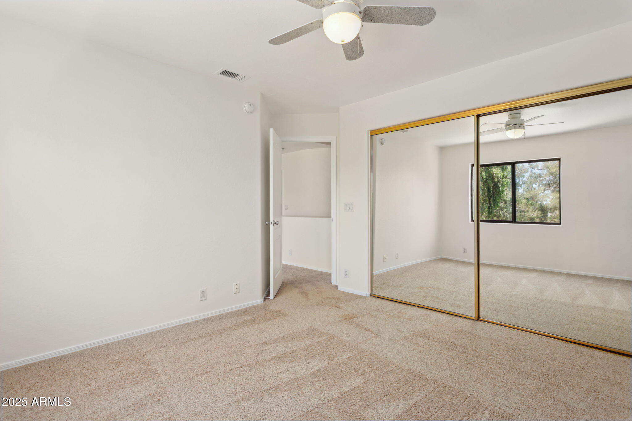 2242 W MYRTLE Drive