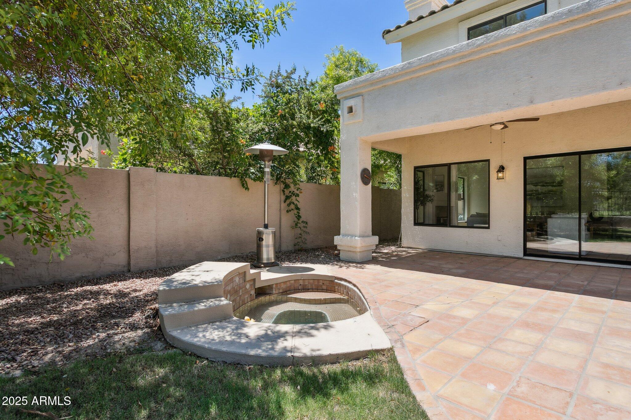 2242 W MYRTLE Drive