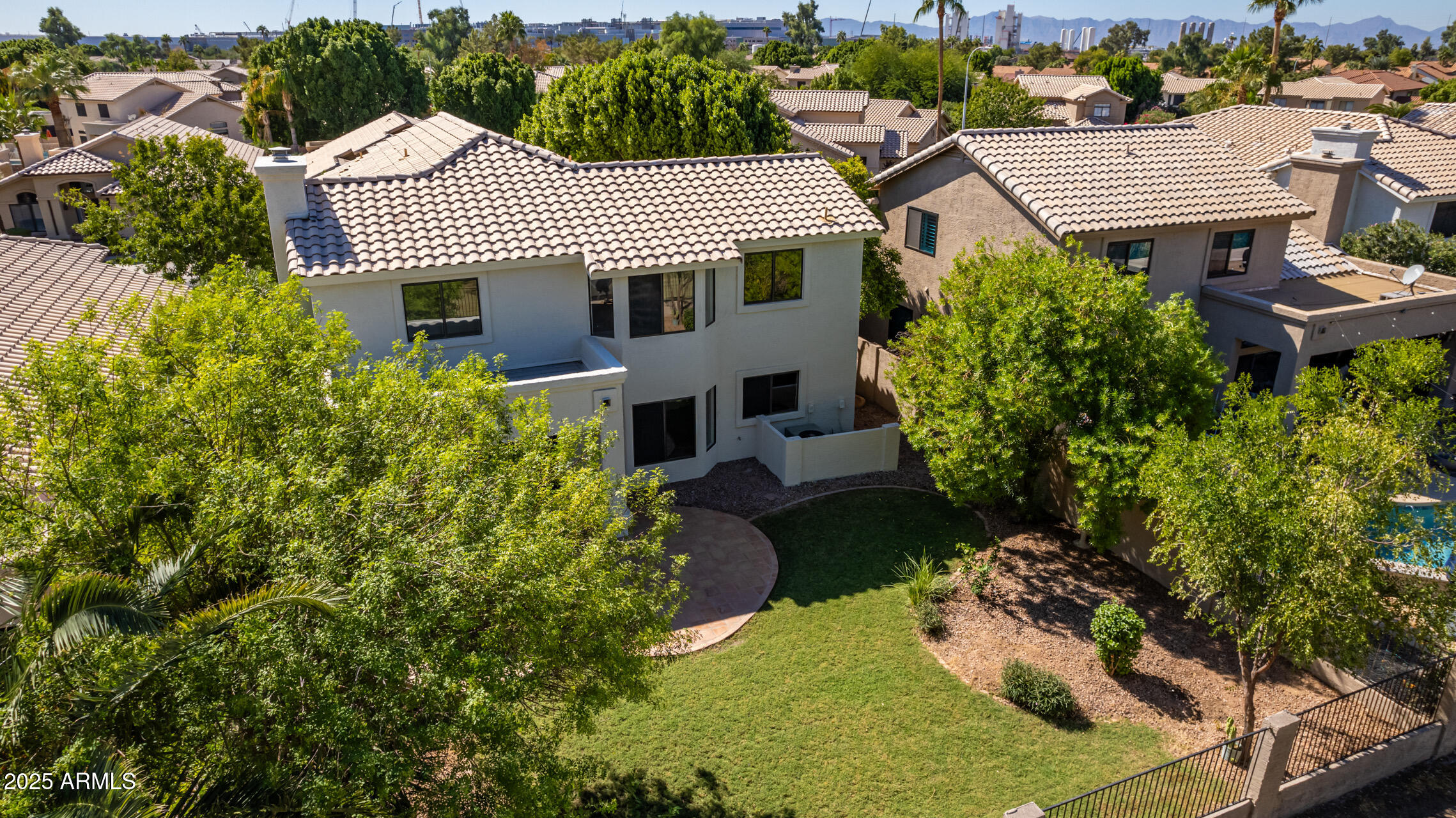 2242 W MYRTLE Drive