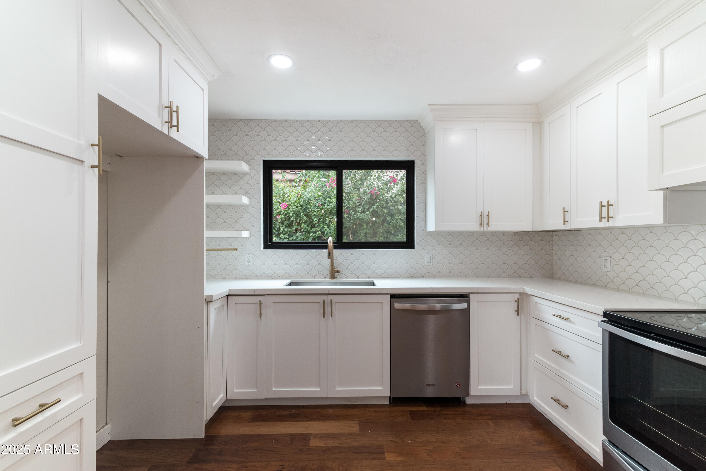 1219 E HEATHER Avenue