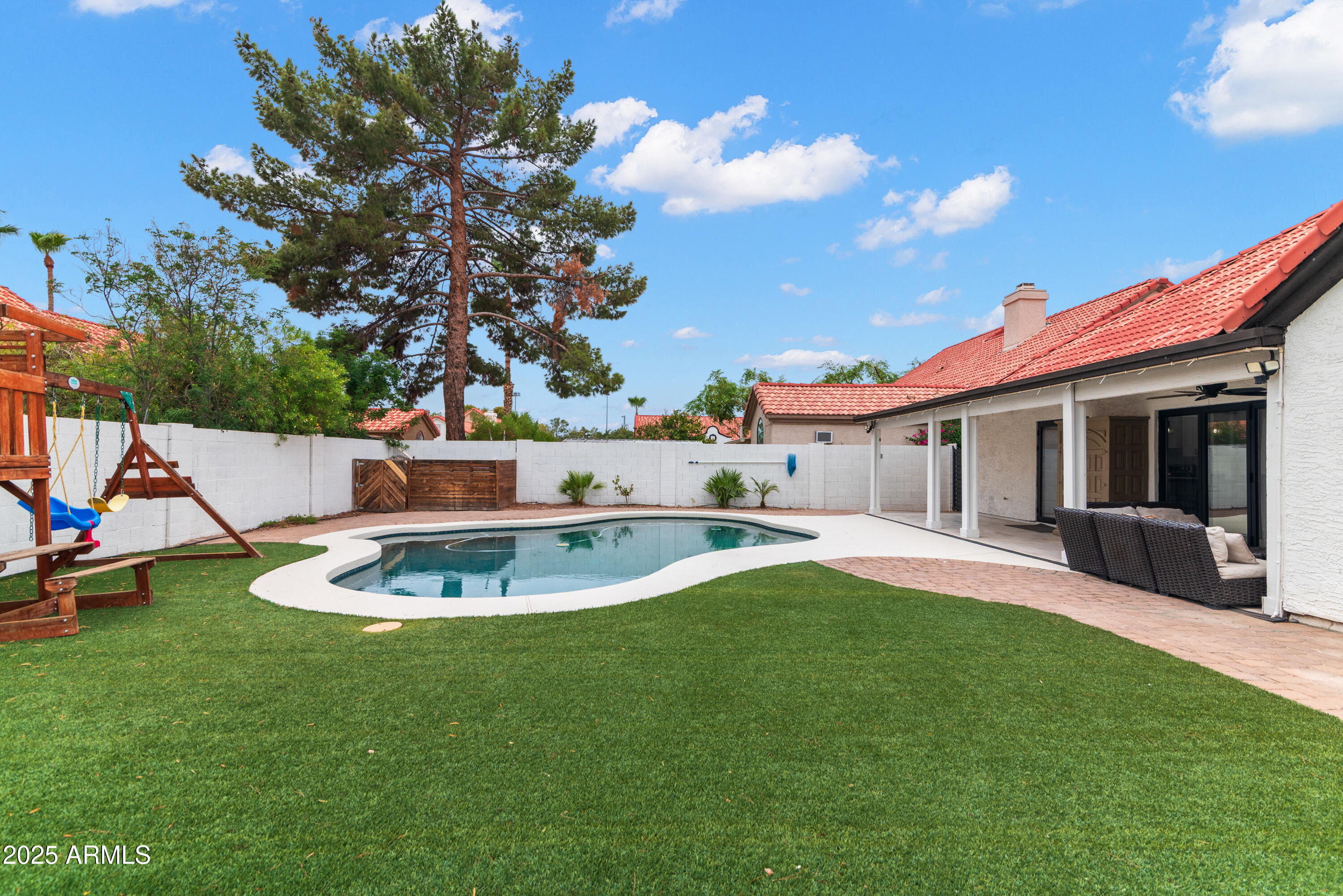 1219 E HEATHER Avenue