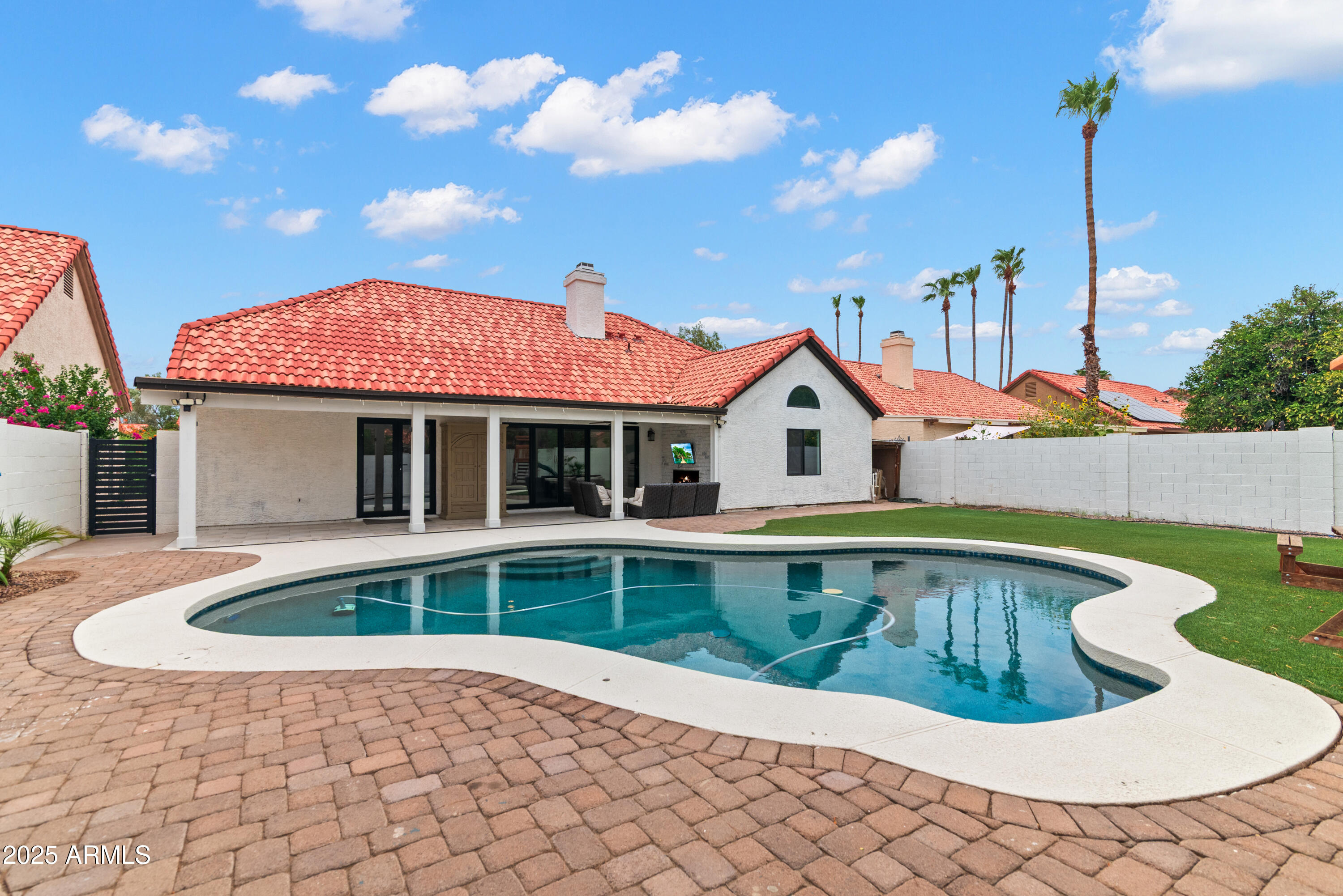 1219 E HEATHER Avenue