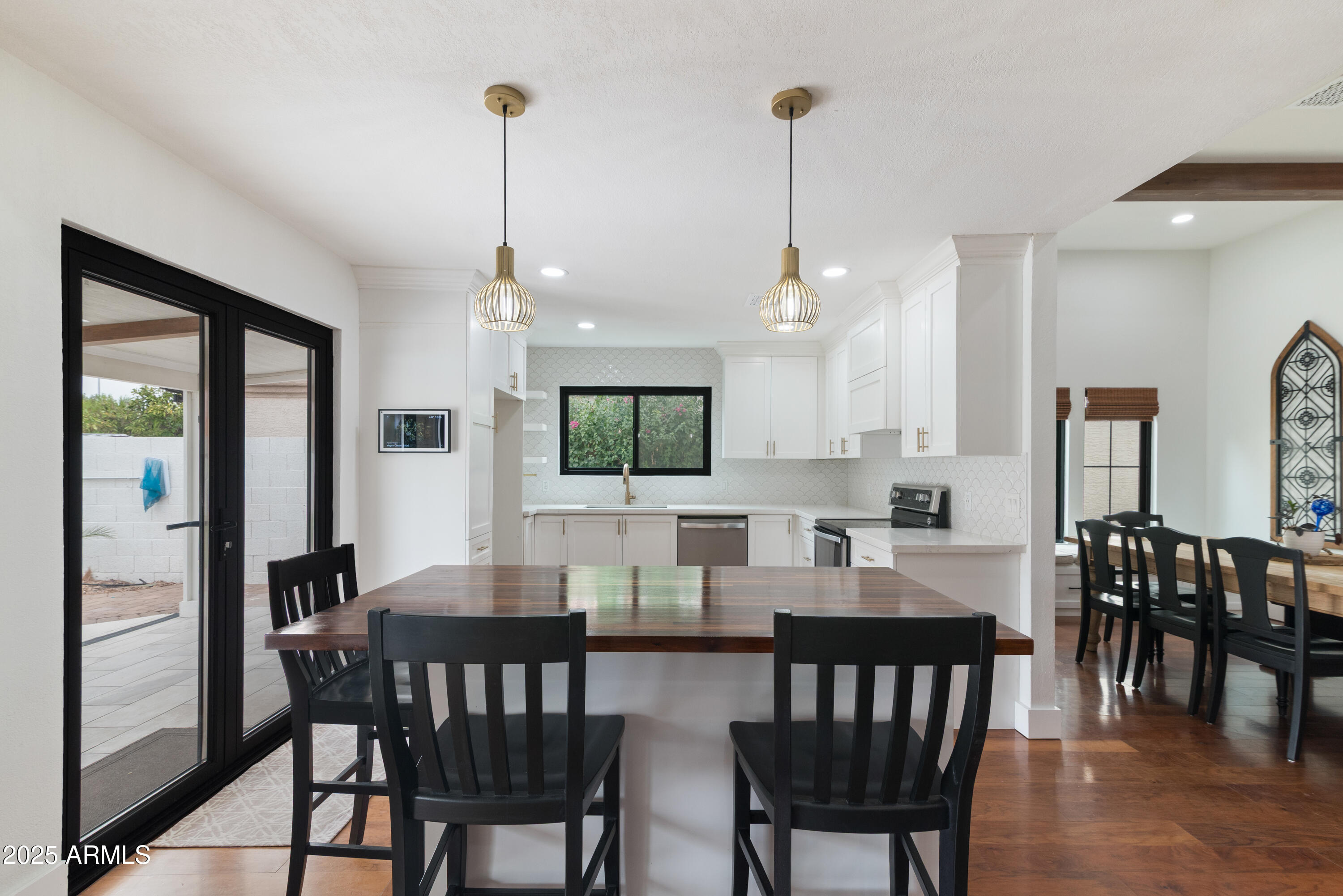 1219 E HEATHER Avenue