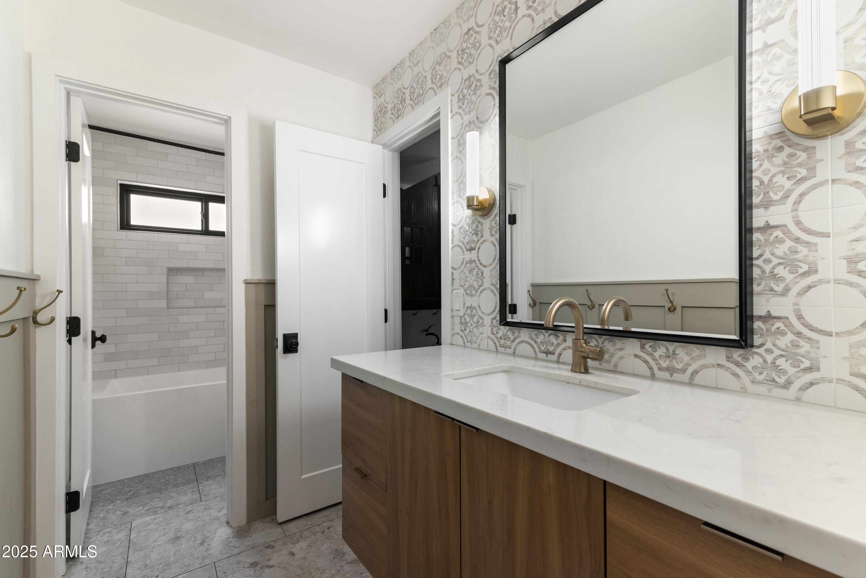 1219 E HEATHER Avenue