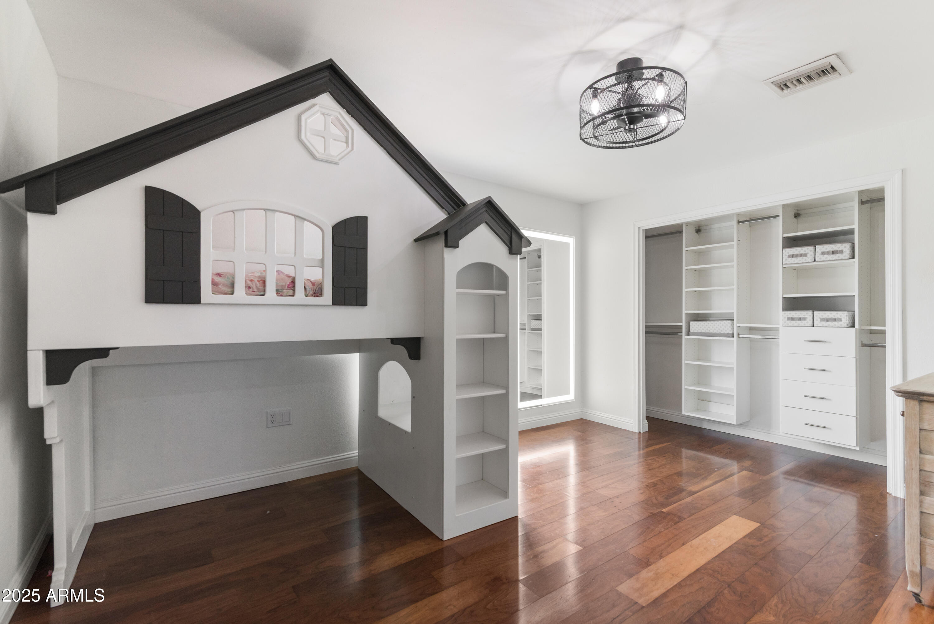 1219 E HEATHER Avenue