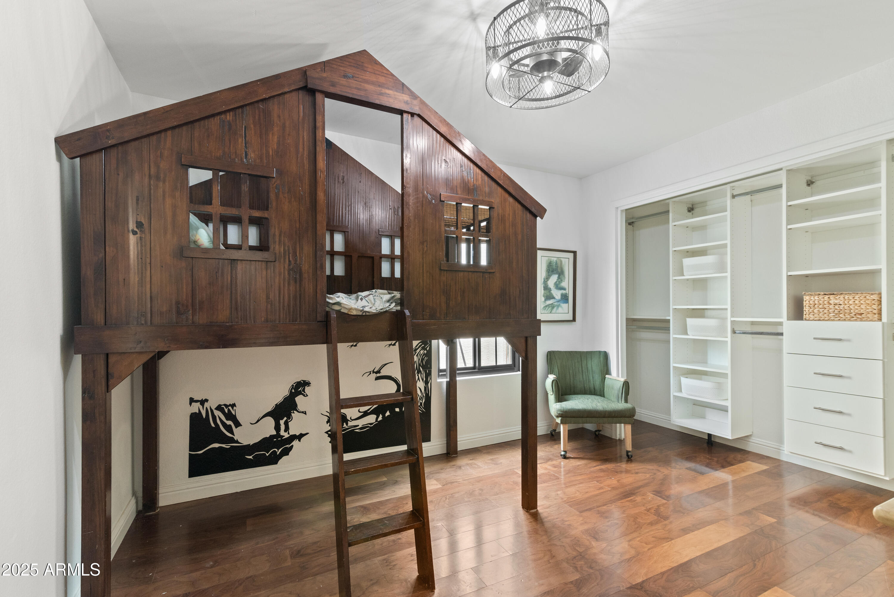 1219 E HEATHER Avenue