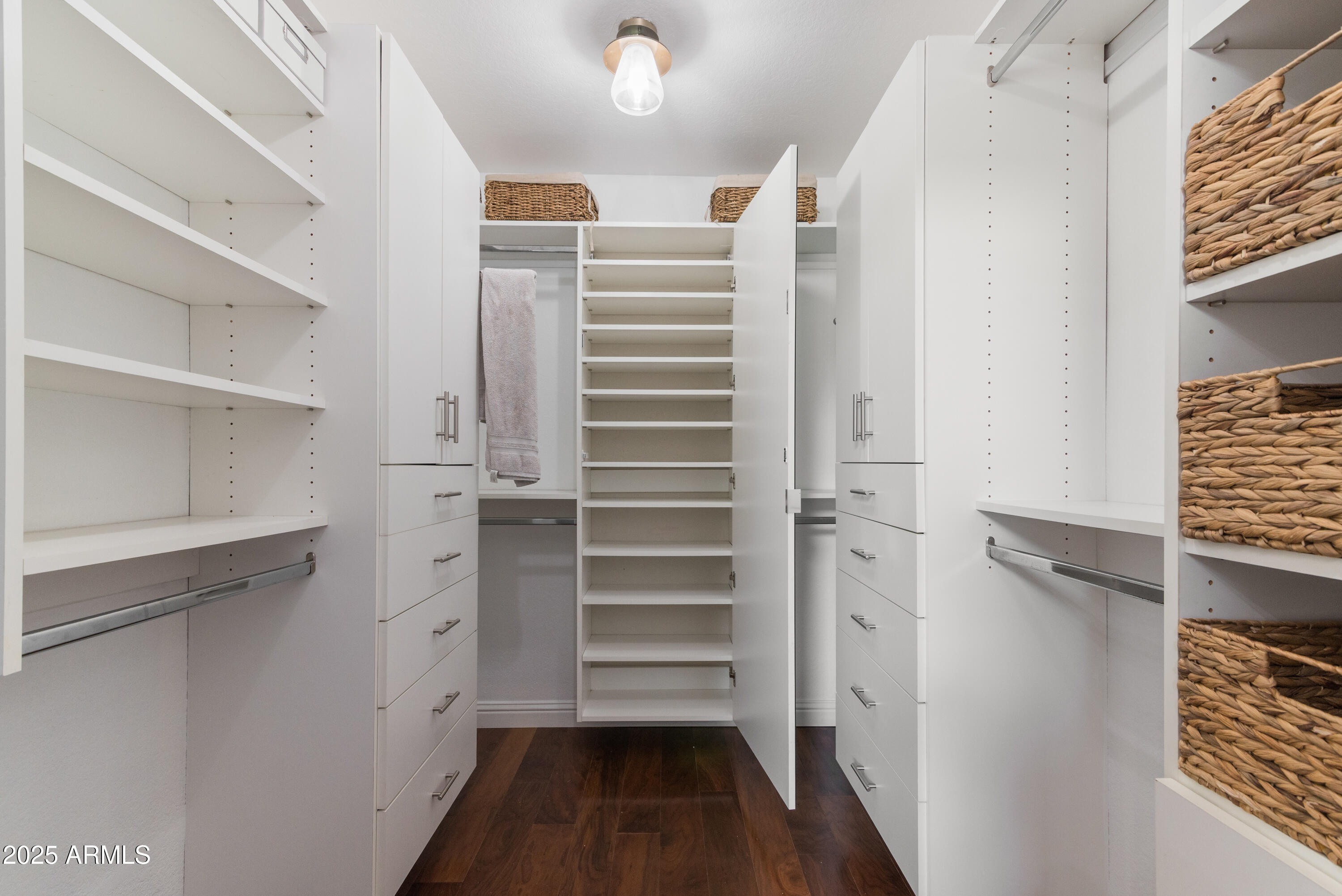 1219 E HEATHER Avenue