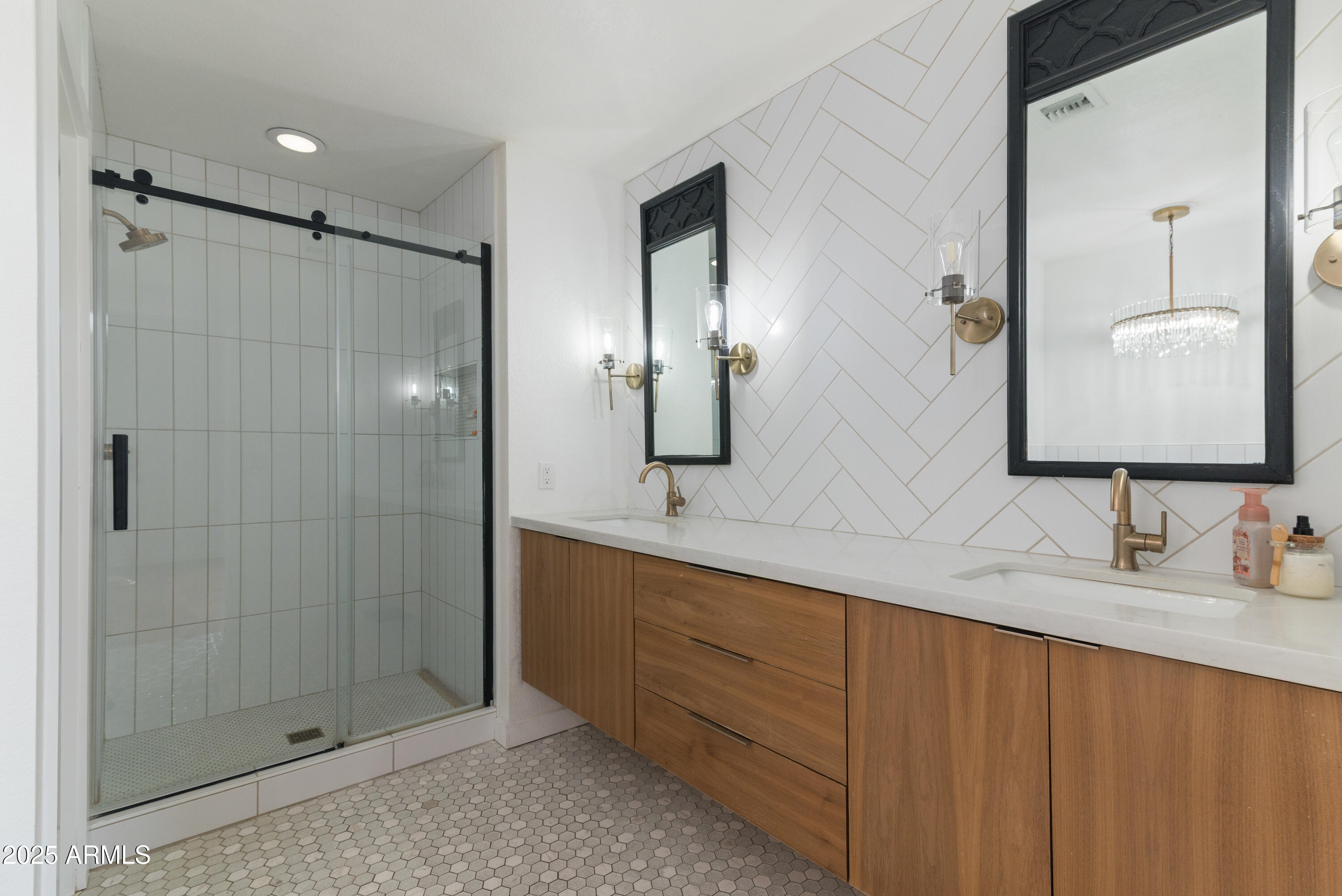 1219 E HEATHER Avenue