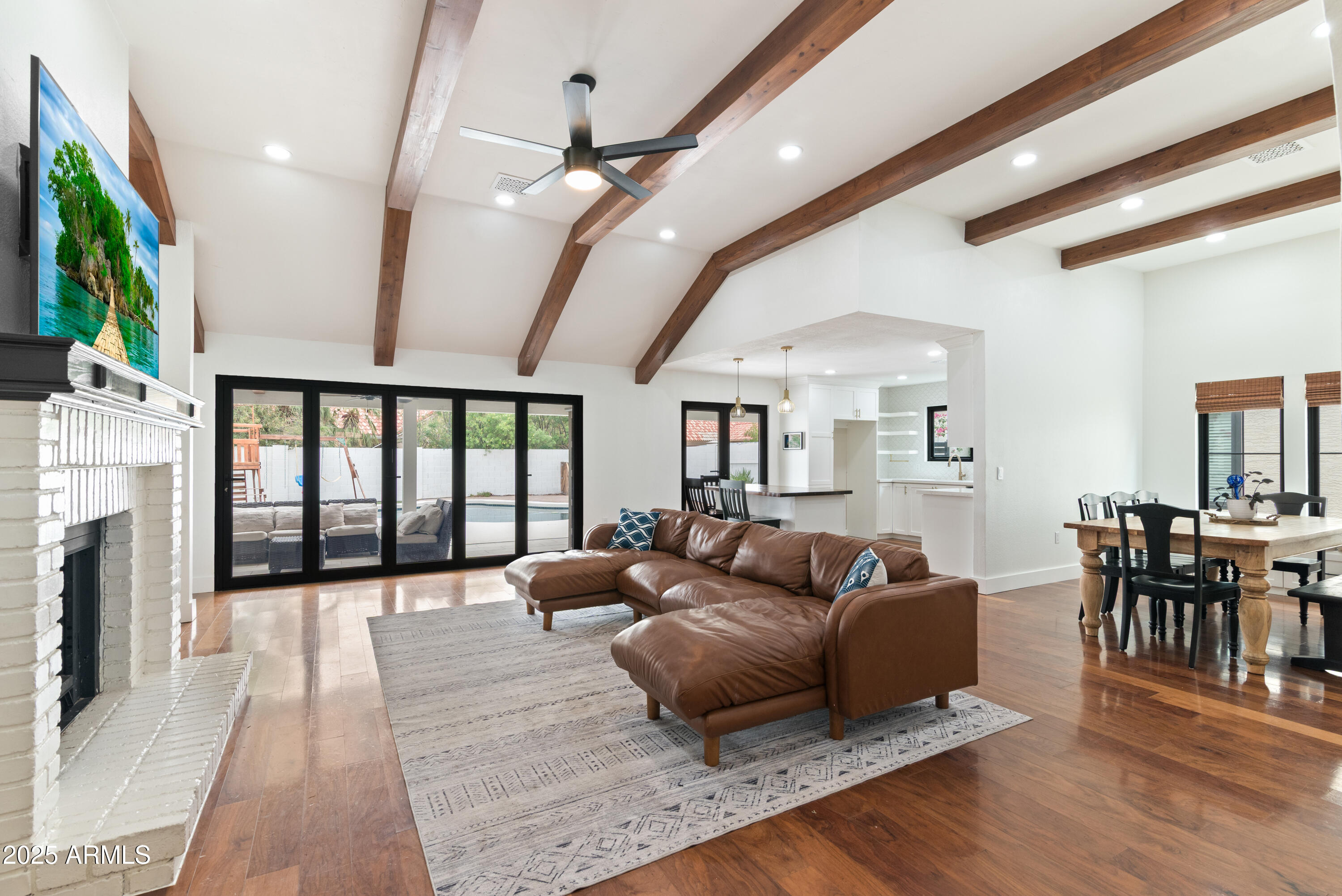 1219 E HEATHER Avenue