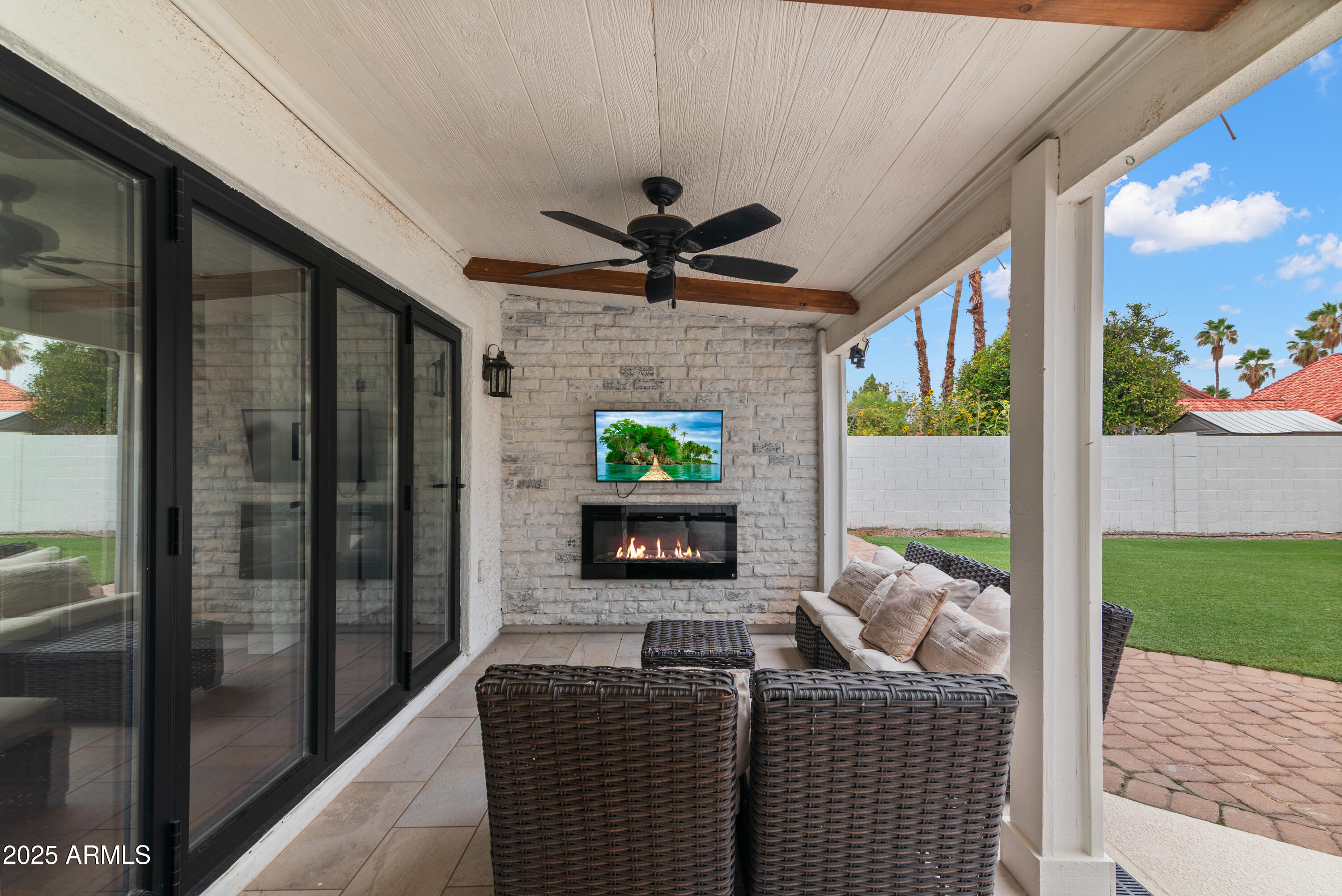 1219 E HEATHER Avenue