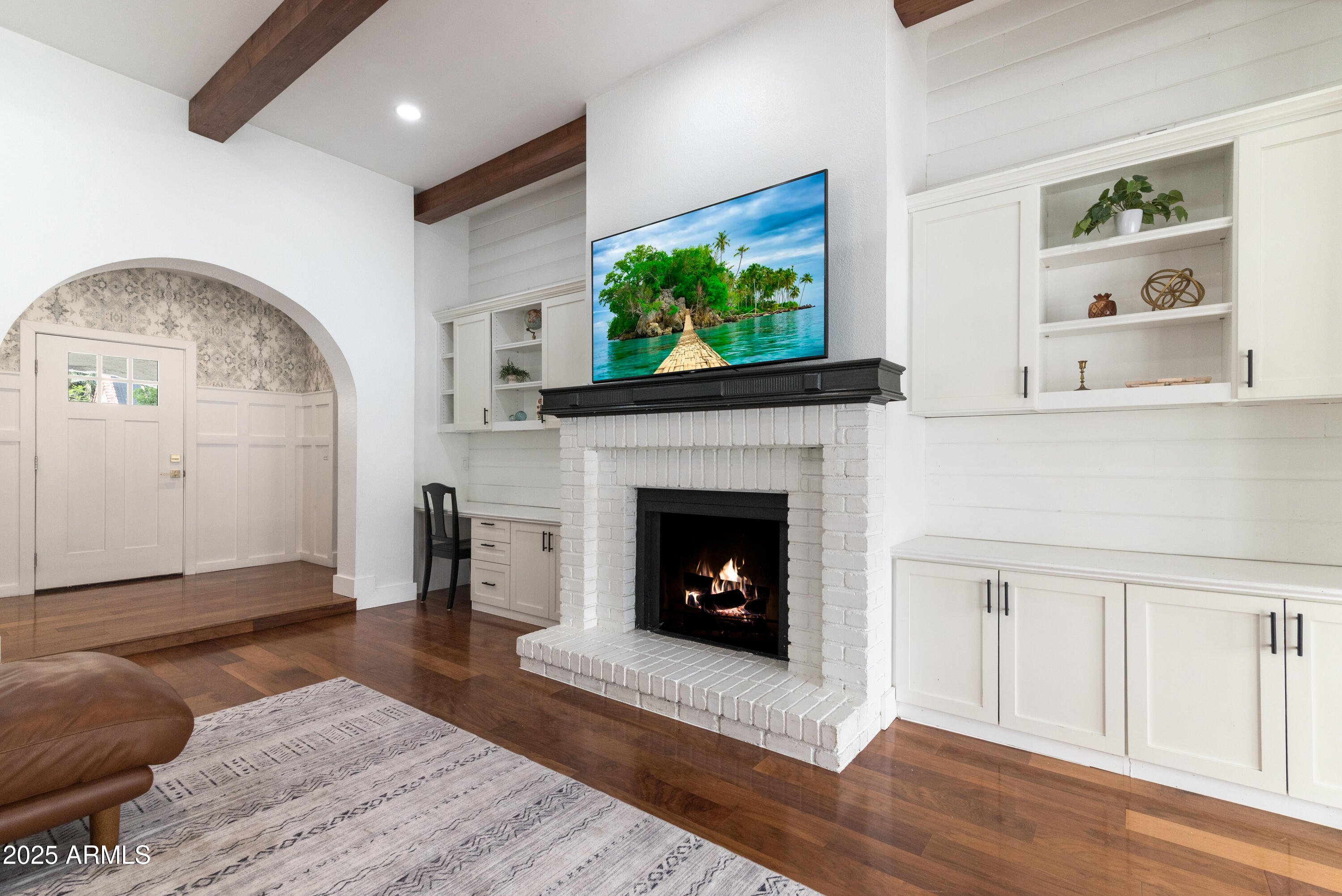 1219 E HEATHER Avenue