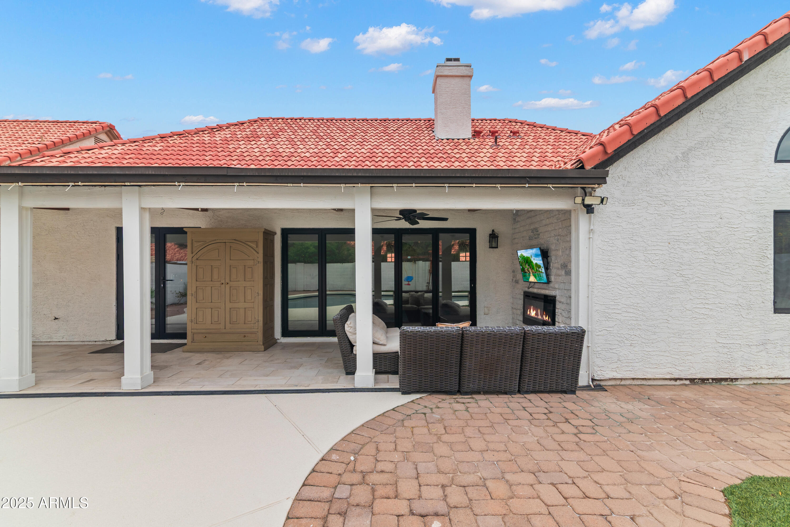 1219 E HEATHER Avenue