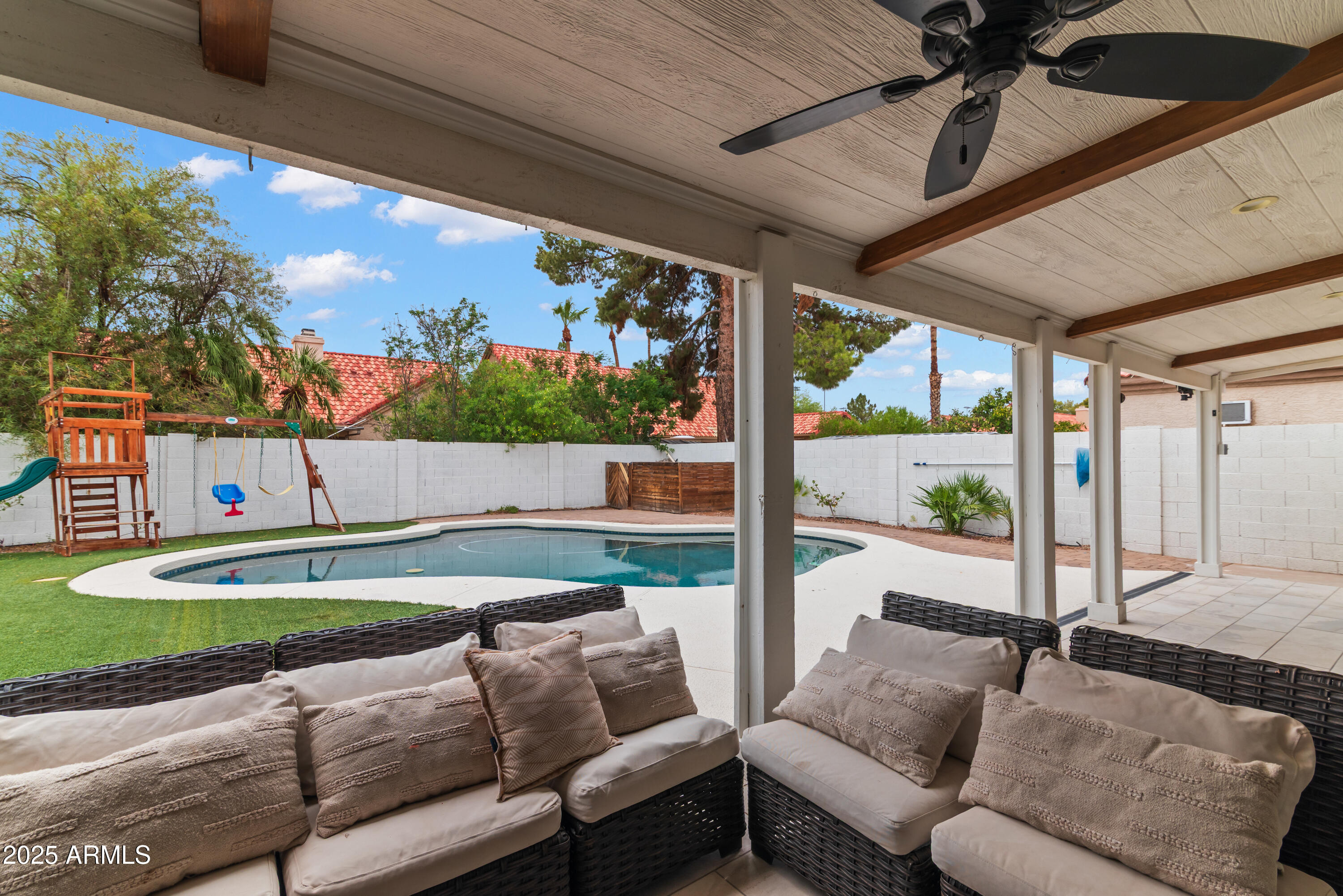 1219 E HEATHER Avenue